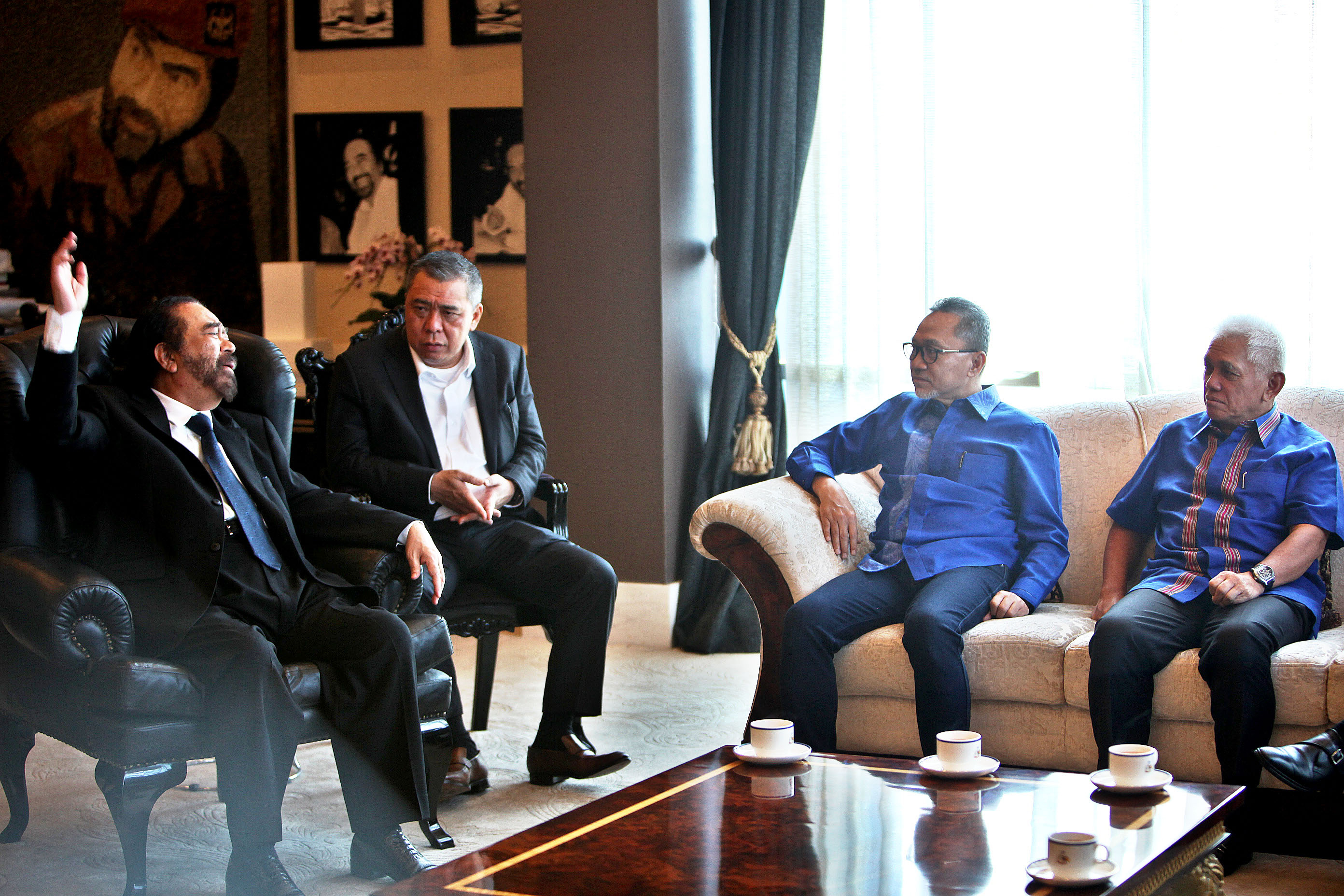 Ketua Umum Partai NasDem Surya Paloh (kiri) menerima Ketua Umum Partai Amanat Nasional (PAN) Zulkifli Hasan (kedua kanan).