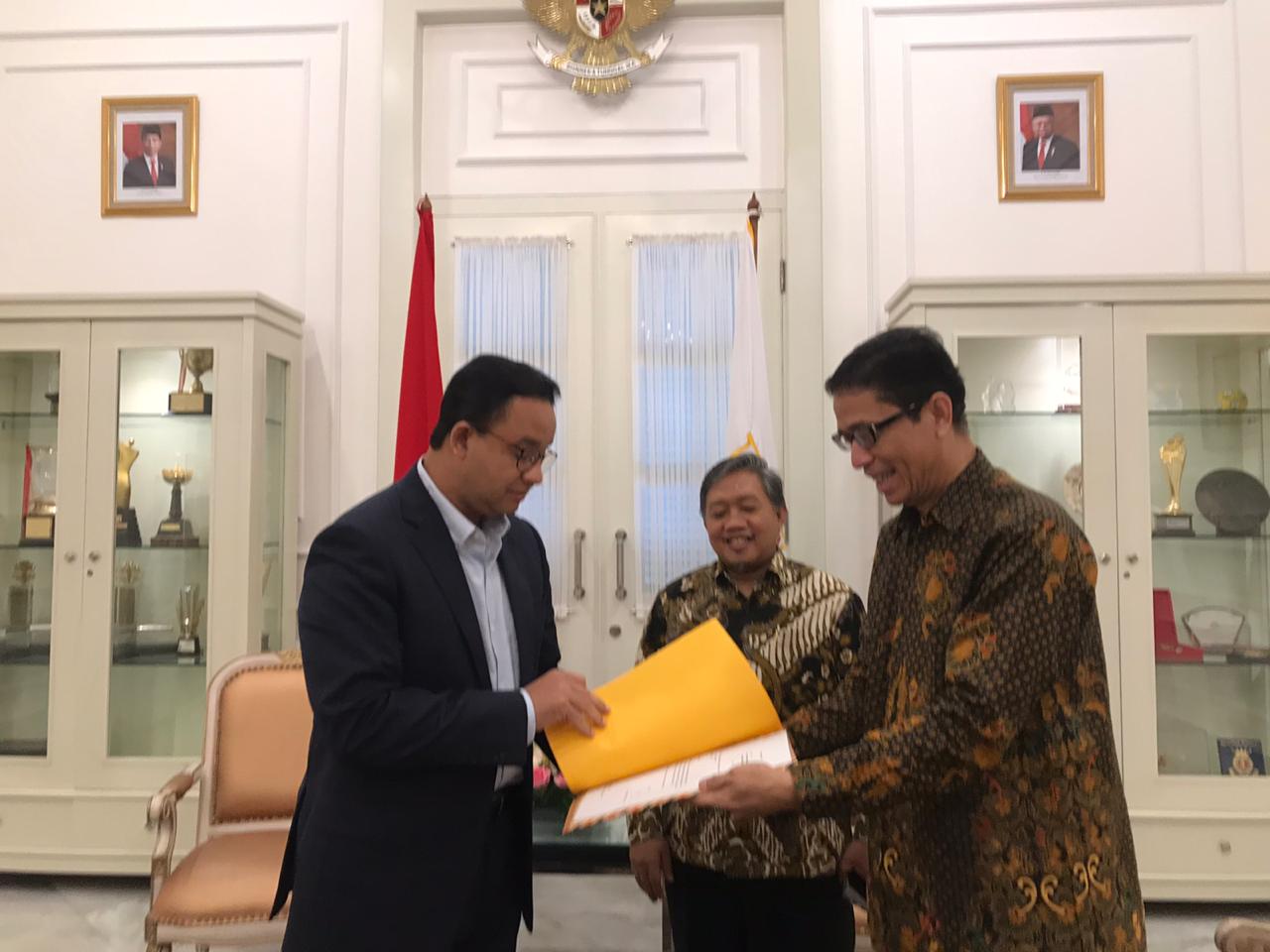 Cawagub DKI dari PKS Nurmansjah Lubis sedang menyerahkan berkas persyaratan kepada Gubernur DKI