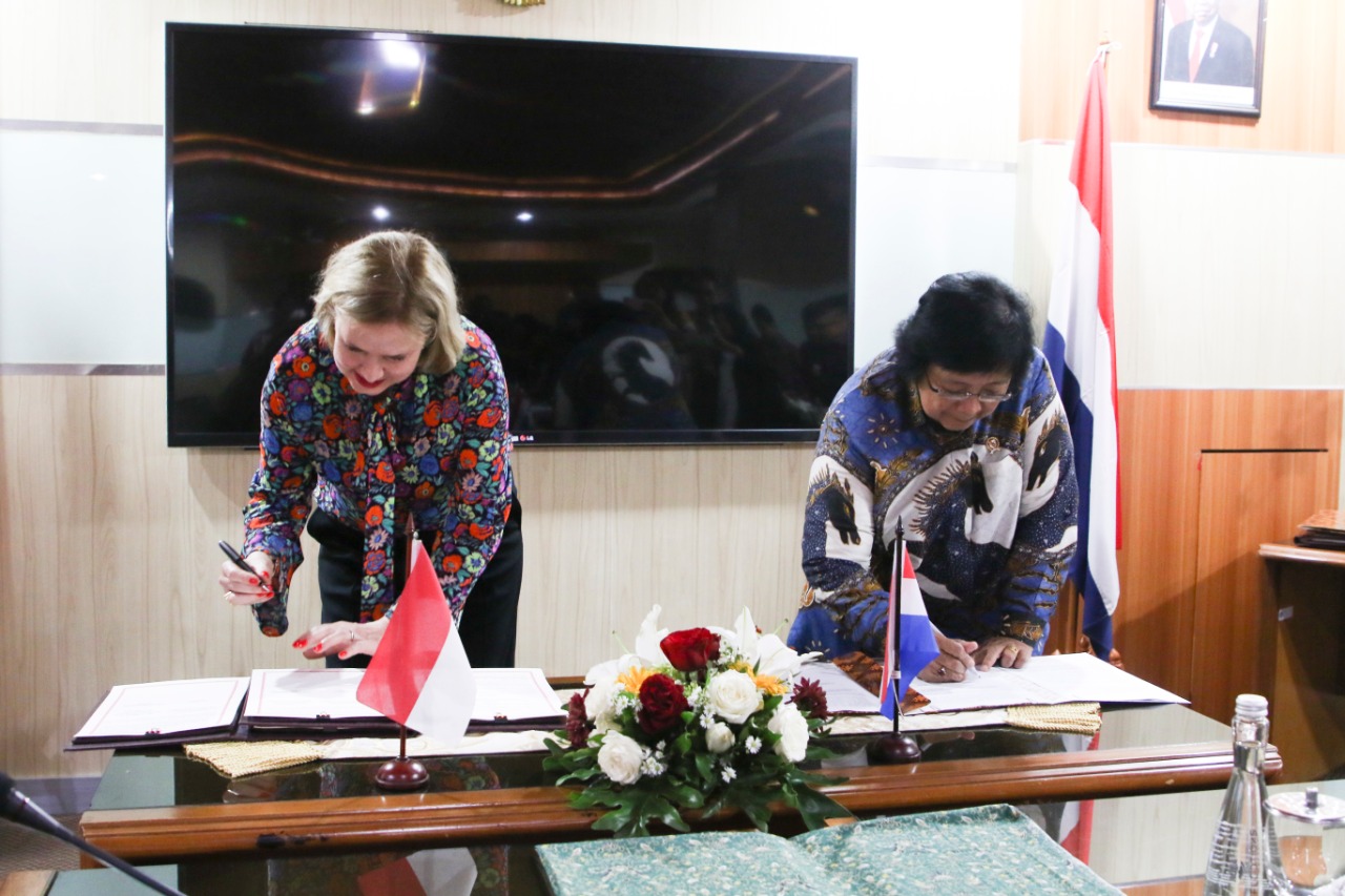 Penandatangan MoU yang dilakuka Menteri LHK RI Siti Nurbaya dan Menteri Infrastruktur dan Manajemen Air Belanda, Cora Van Nieuwenhuizen.