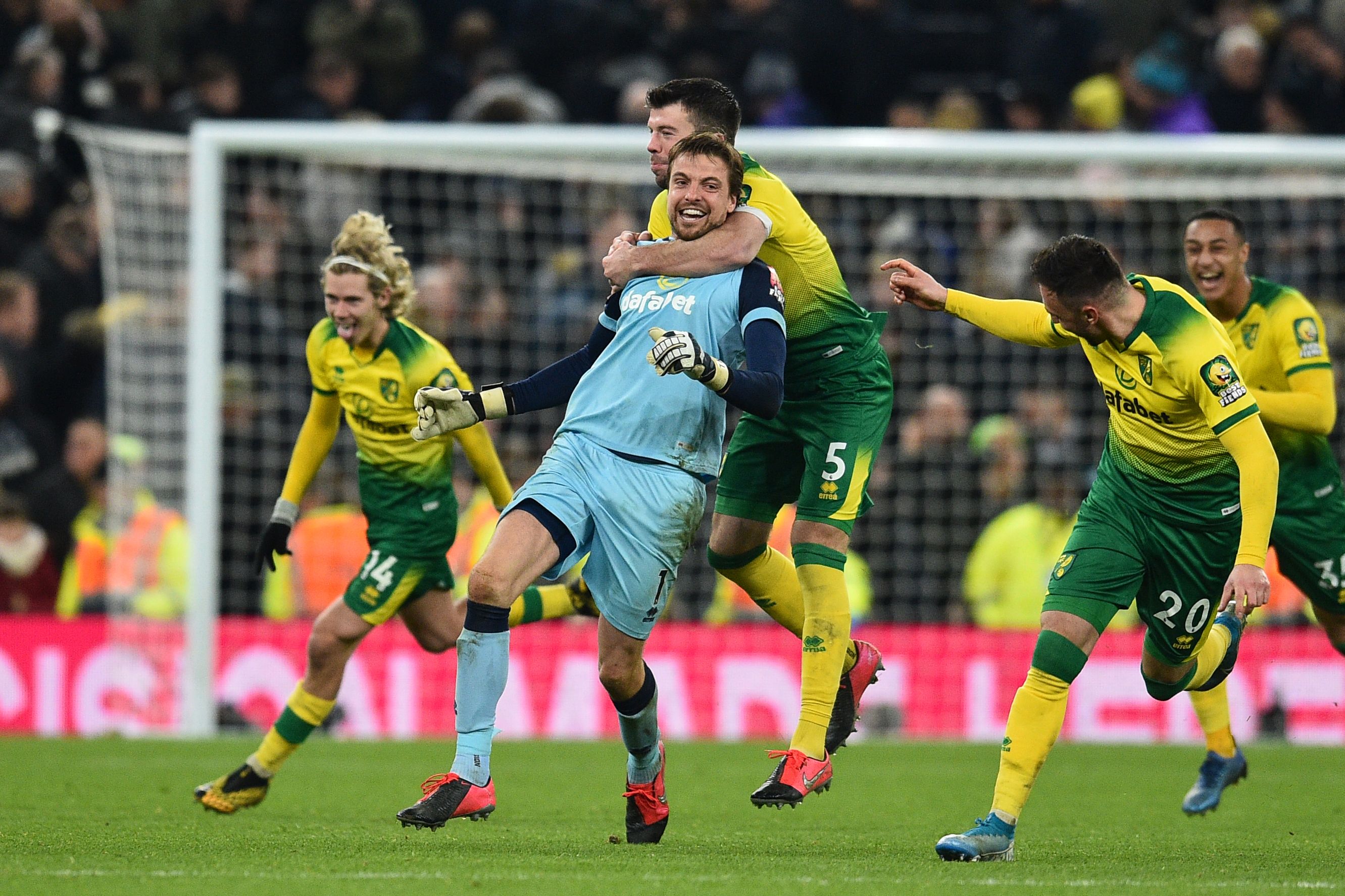 Penjaga gawang Norwich City Tim Krul diserbu teman-temannya setelah memastikan the Canaries melaju ke perempat final Piala FA.