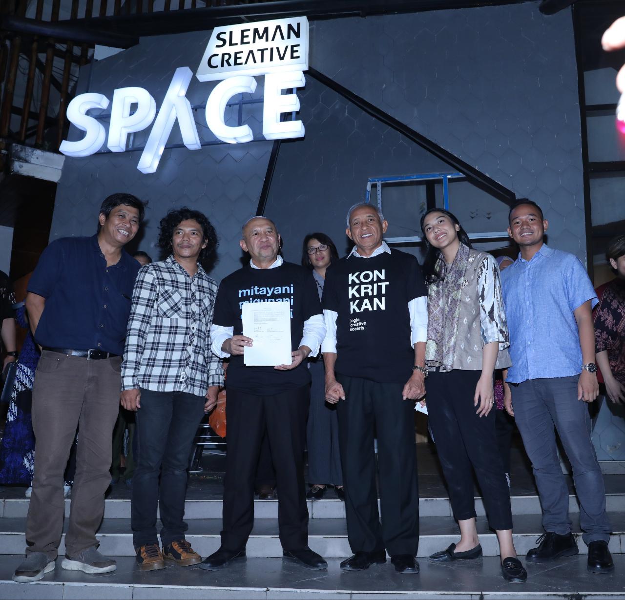 Menteri Koperasi Dan Usaha Kecil Menengah Teten Masduki (tengah) bersama relawan gerakan koperasi keren di Jogjakarta. 