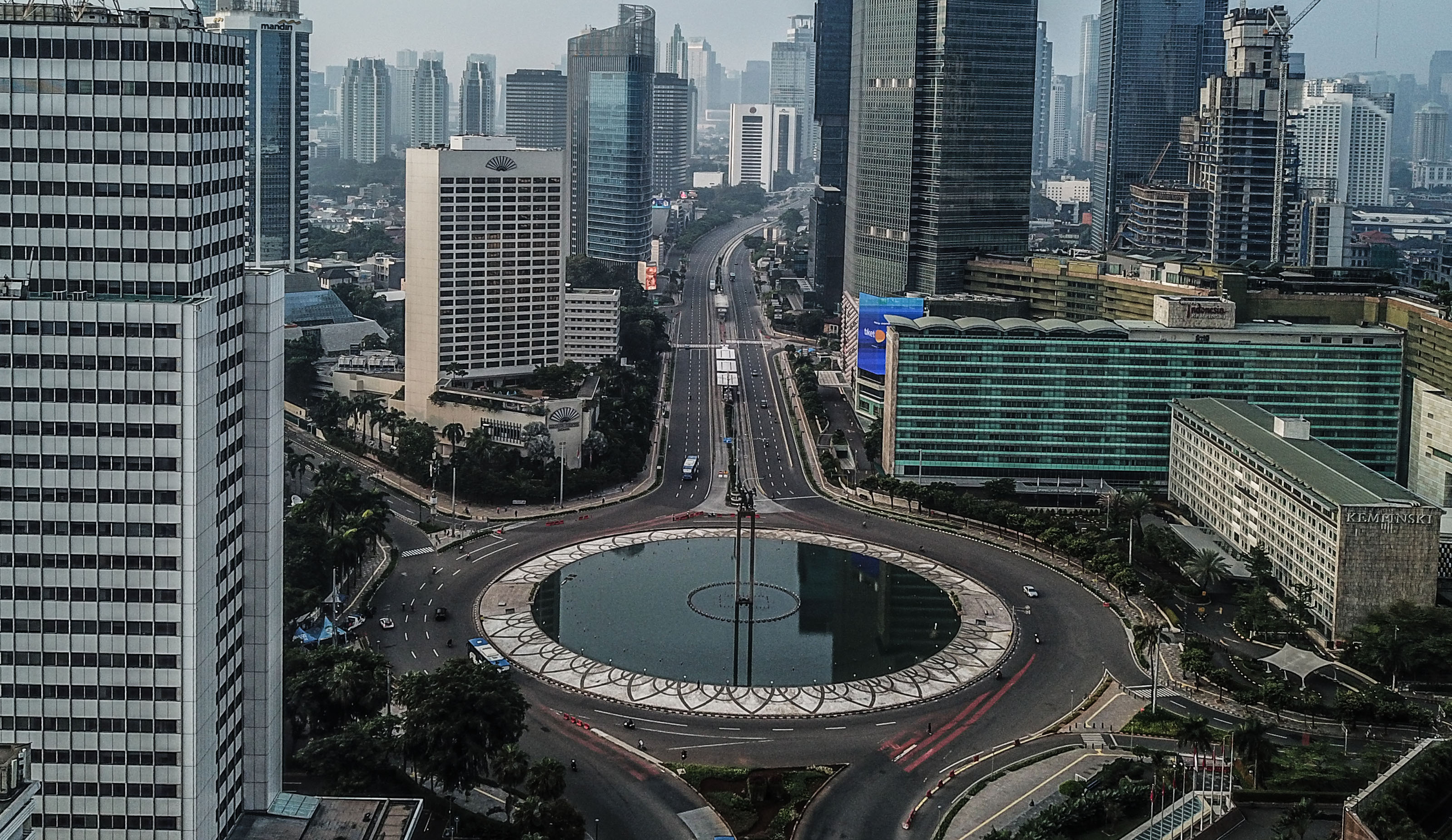 Suasana Bunderan HI yang sepi pada 29 Maret 2020