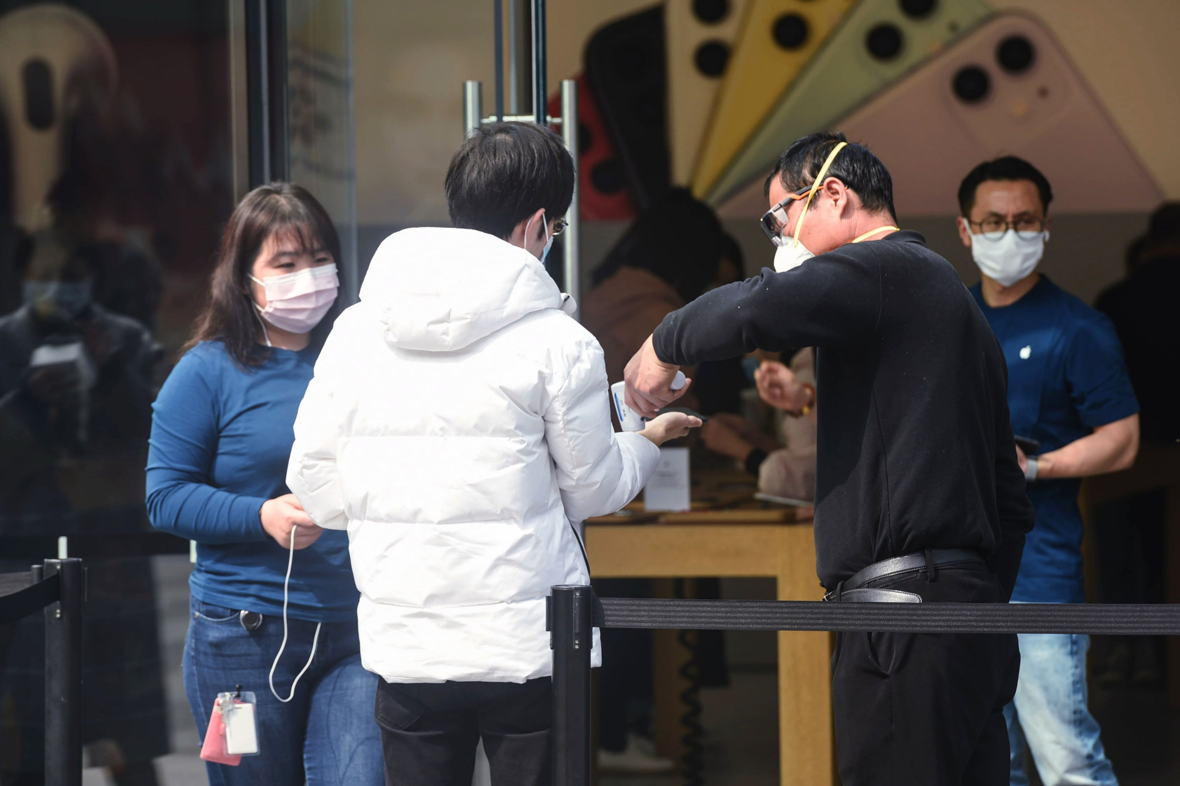 Warga Hangzhou,Tiongkok sudah mulai kembali beraktivitas. 