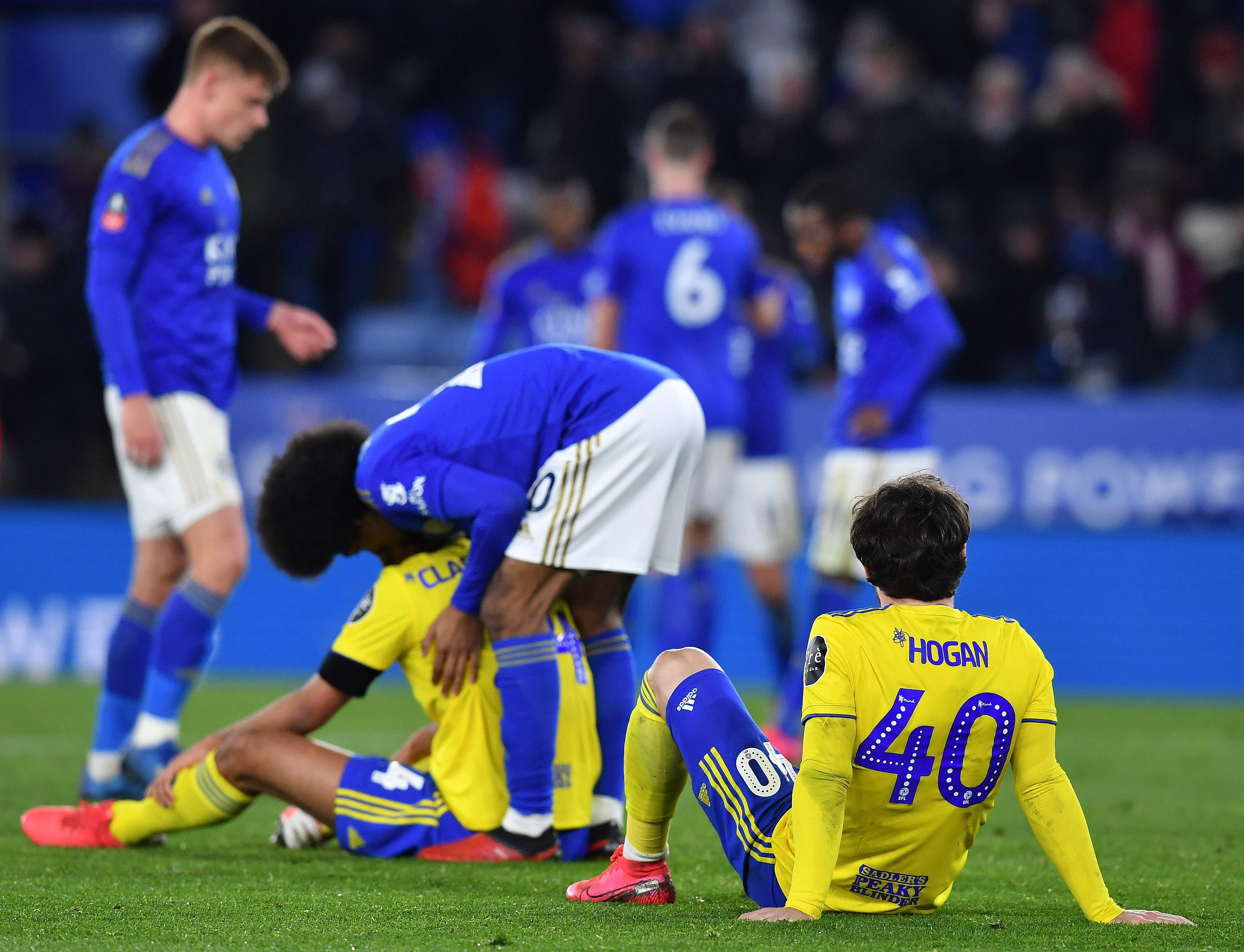 Pemain Leicester menghibur pemain Birmingham yang kecewa setelah gagal lolos ke perempat final Piala FA