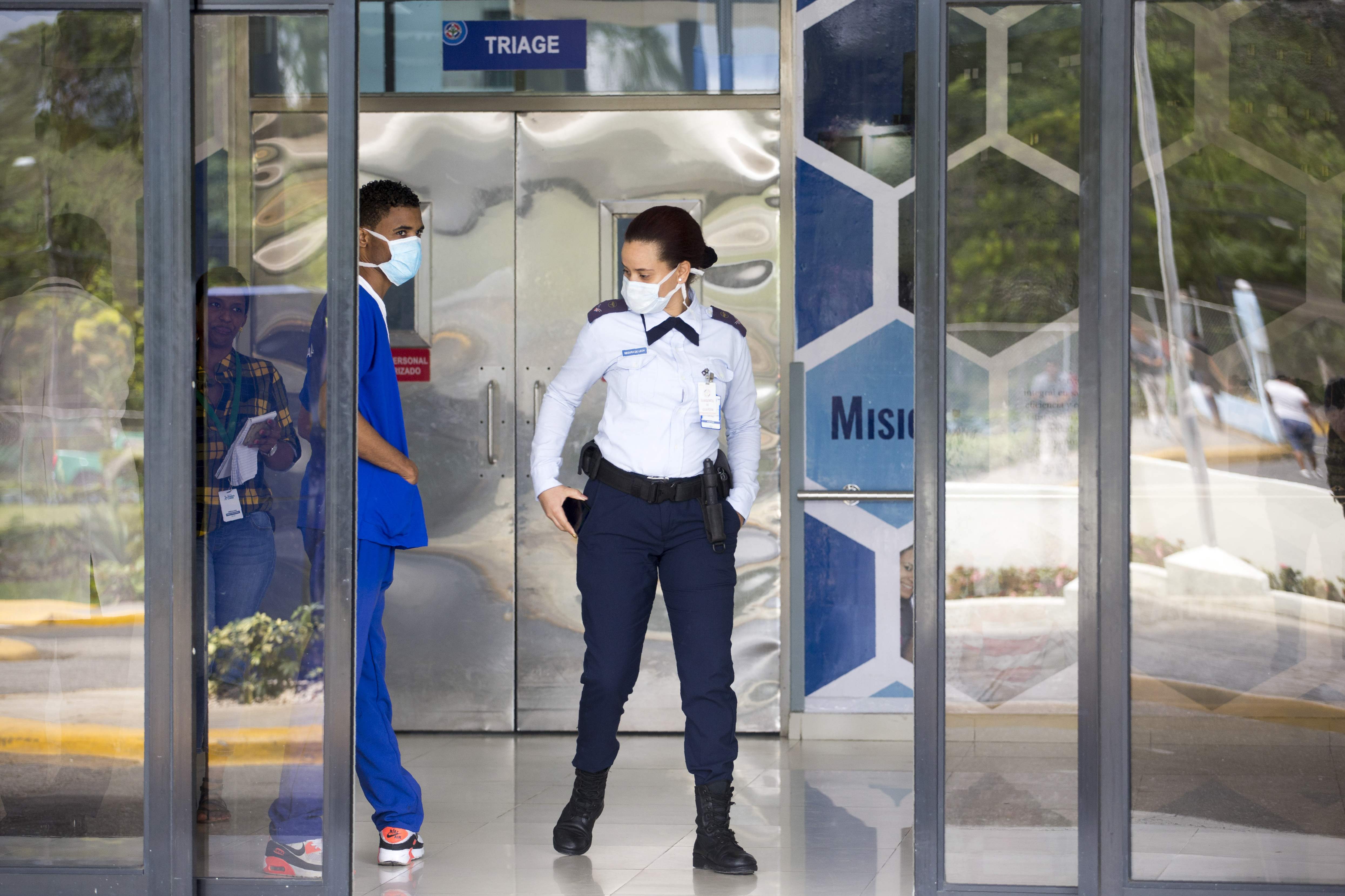 Staf di rumah sakit Ramon de Lara, Santo Dominggo, Republik Dominika mengenakan masker.