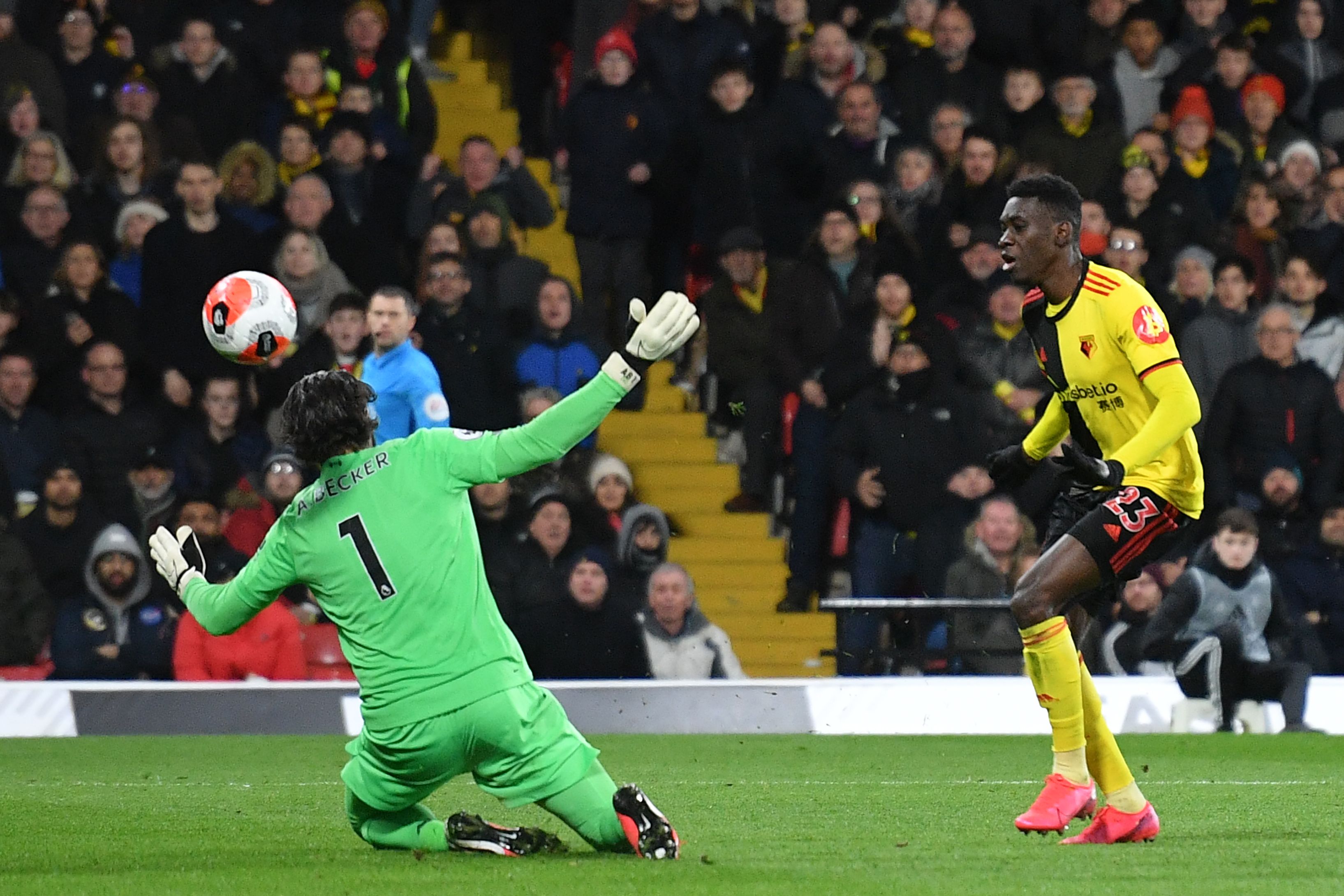 Pemain Watford dari Senegal, Ismaila Sarr (kanan) menjebol gawang kiper Liverpool yang keduakalinya.