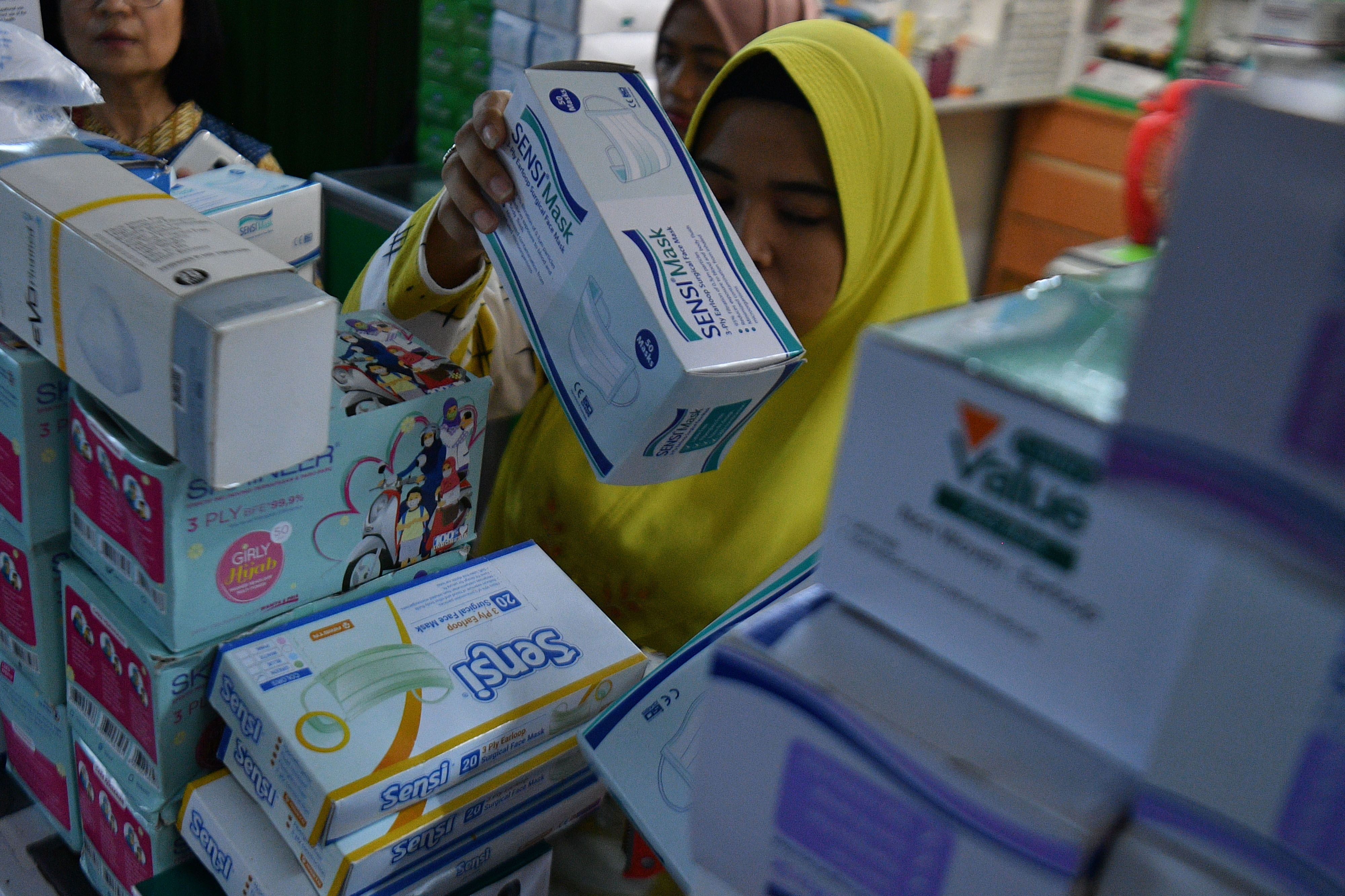 Pedagang menata masker yang dijual di Pasar Pramuka, Matraman, Jakarta Timur, Jumat (28/2/2020).