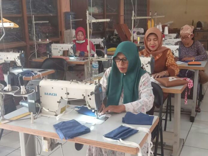 Atasi kelangkaan masker, BLK Blora produksi masker gratis, Jumat (27/3). 