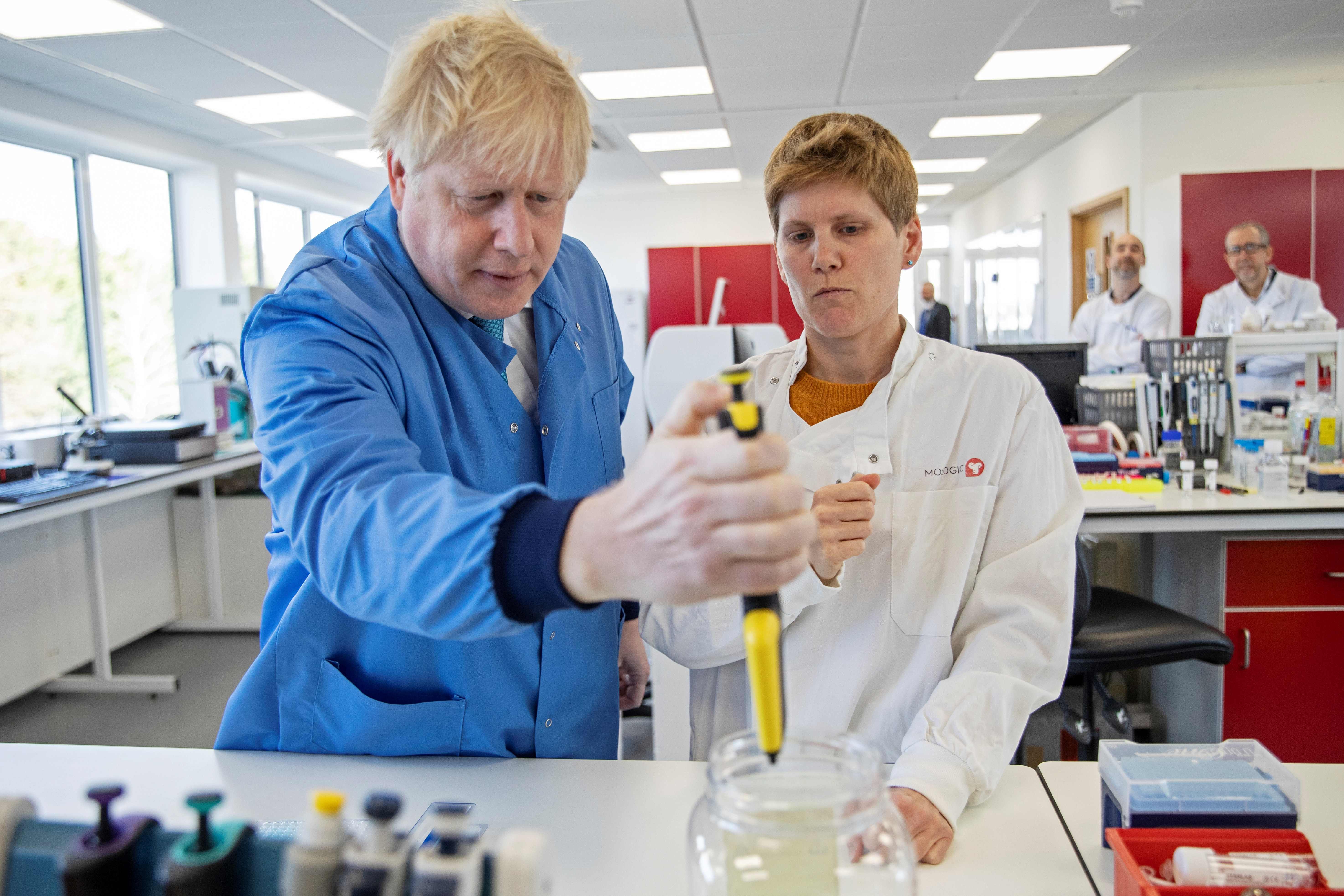 Perdana Menteri Inggris Boris Johnson mengunjungi Mologic Laboratory di Bedford technology Parka yang meneliti rapid diagnostic test