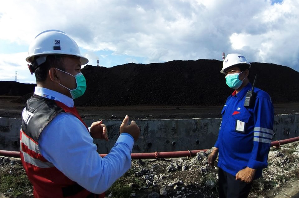 General Manager PLN Unit Induk Wilayah (UIW) NTT, Ignatius Rendroyoko (kiri) mengunjungi tempat penampungan batu bara