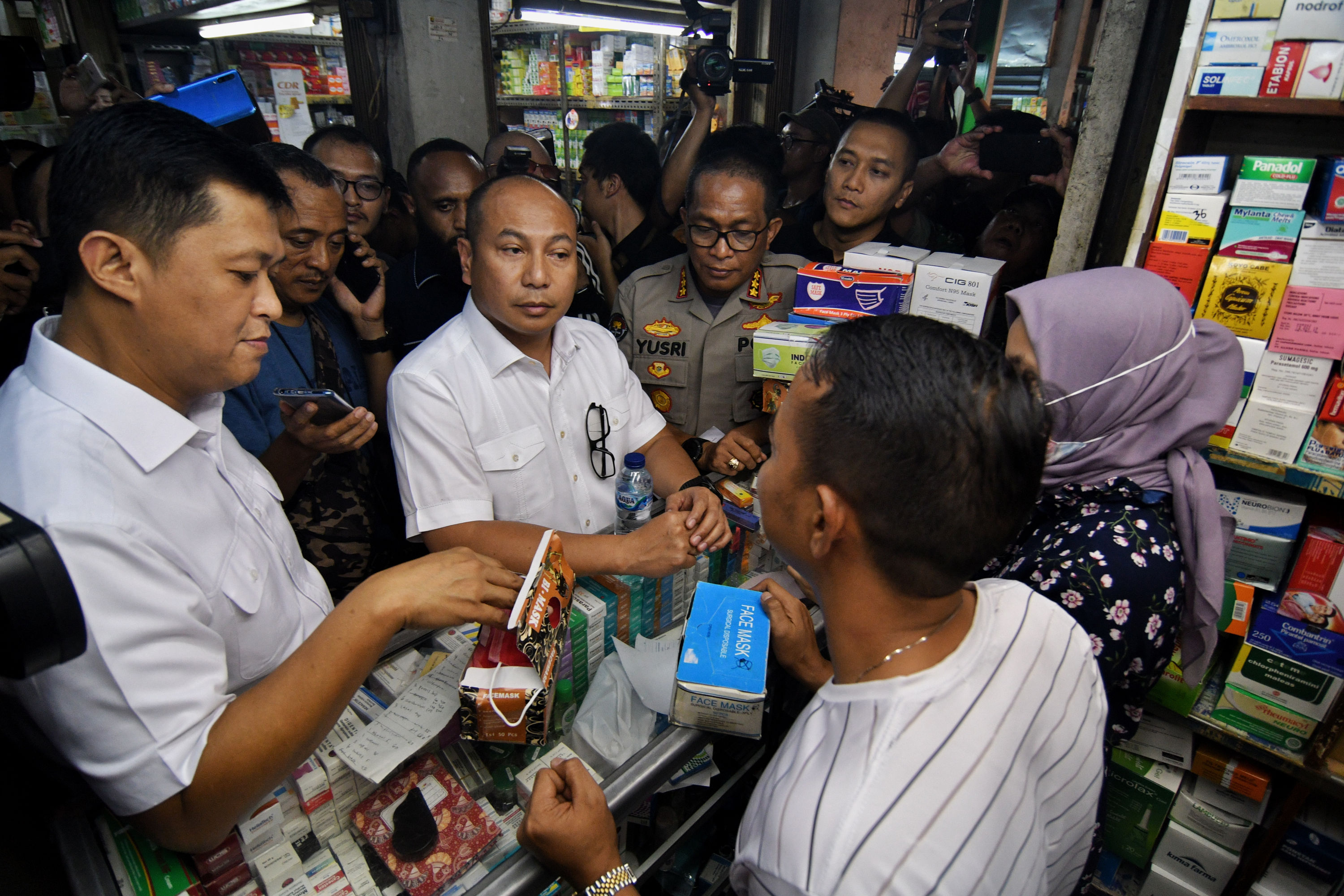 Polda Metro Jaya melakukan razia masker di Pasar Pramuka, Jakarta Timur.