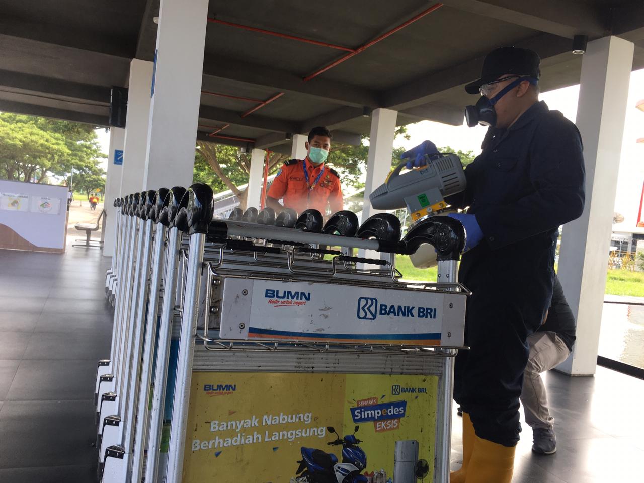 Petugas menyemprot disinfektan di area Bandara Internasional Blimbingsari, Kabupaten Banyuwangi, Jatium, Senin (16/3/2020).