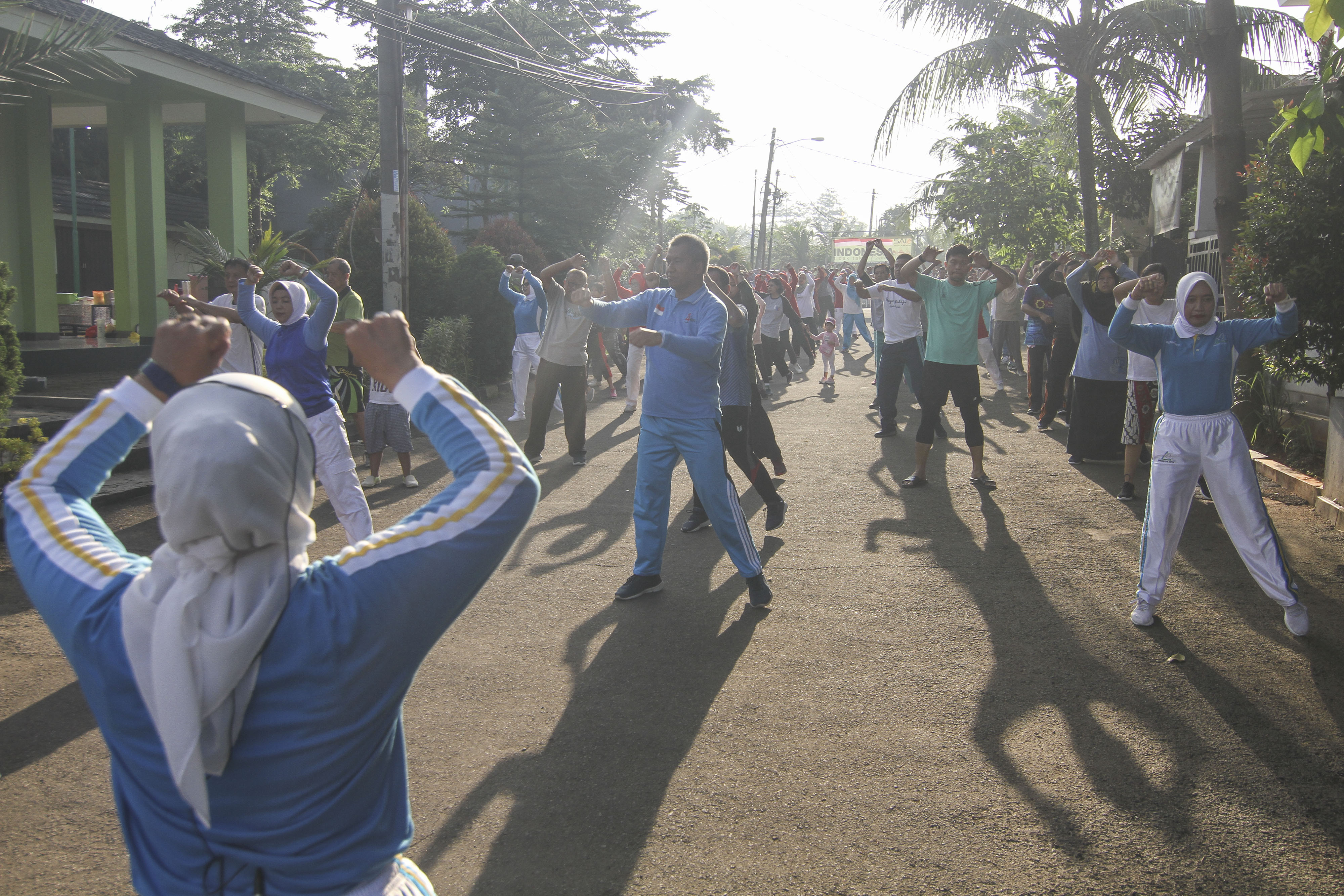 Sejumlah warga mengikuti kegiatan senam di Sukmajaya, Depok, Jawa Barat, Minggu (8/3/2020)