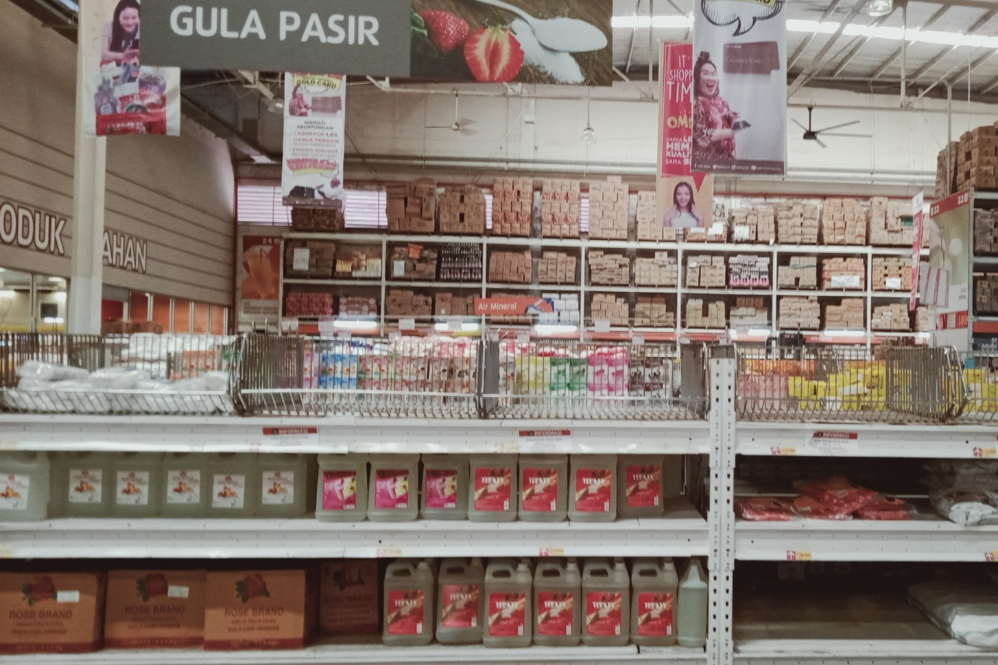 Rak gula pasir yang kosong di Makassar, Sulsel