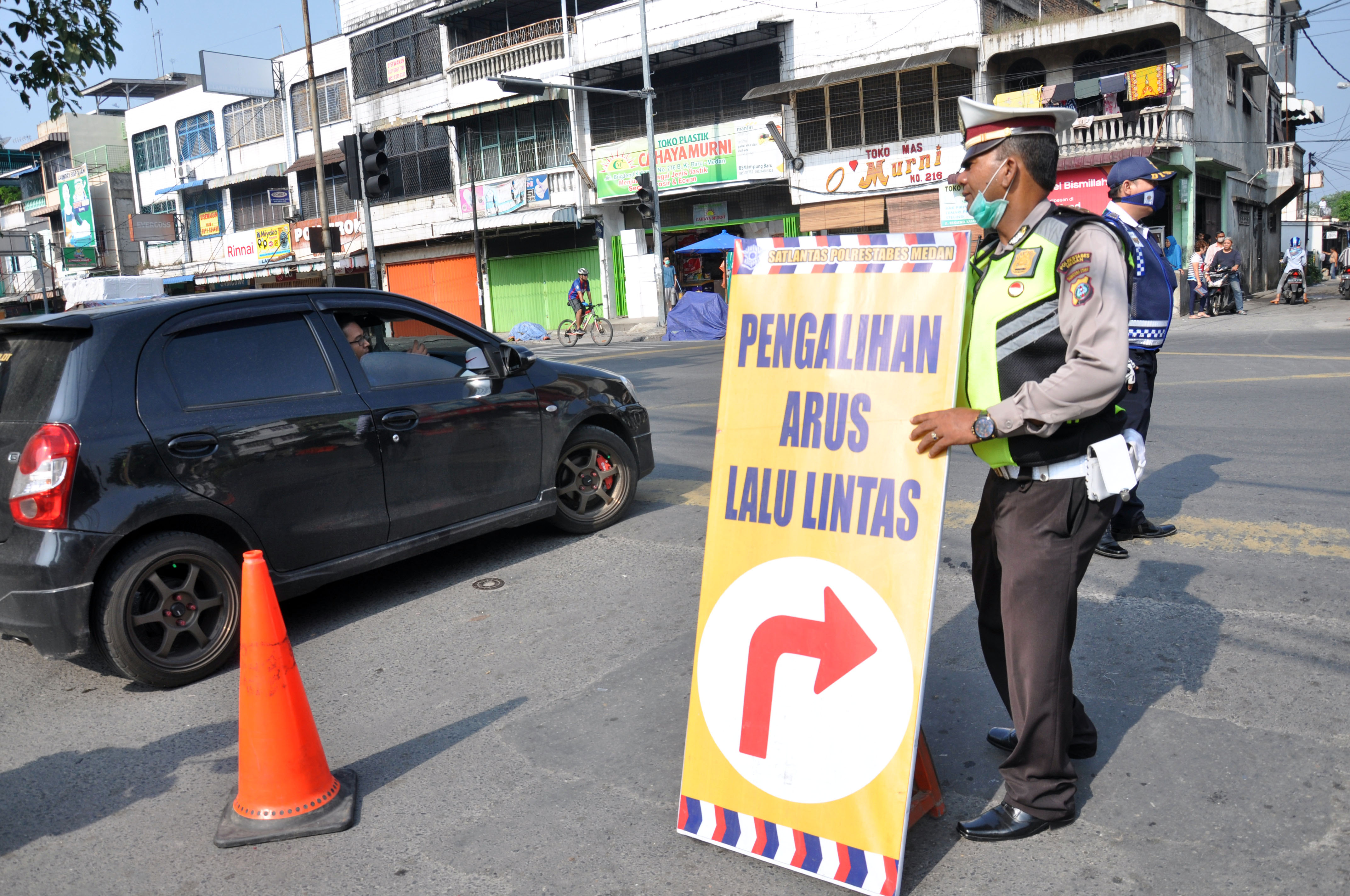 Polisi menutup Jalan Brigjen Katamso, Medan dan 11 ruas jalan lainnya pada Sabtu (28/3/2020) untuk mengurangi kerumunan massa