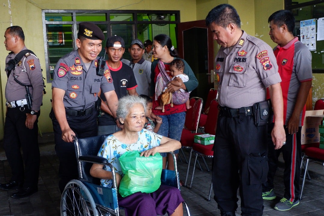 Kapolres Klaten AKB Wiyono Eko Prasetyo menyerahkan bantuan kursi roda untuk warga difabel. 