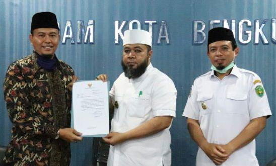 Walikota Bengkulu Helmi Hasan  menyerahkan surat penggratisan tagihan PDAM selama 1 tahun ke Direktur  PDAM Sjobirin Hasan, Kamis (26/03).