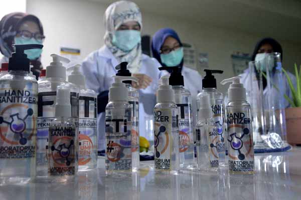 Dosen dan mahasiswa Fakultas Teknologi Industri Universitas Muslim Indonesia (UMI) membuat produk hand sanitizer.