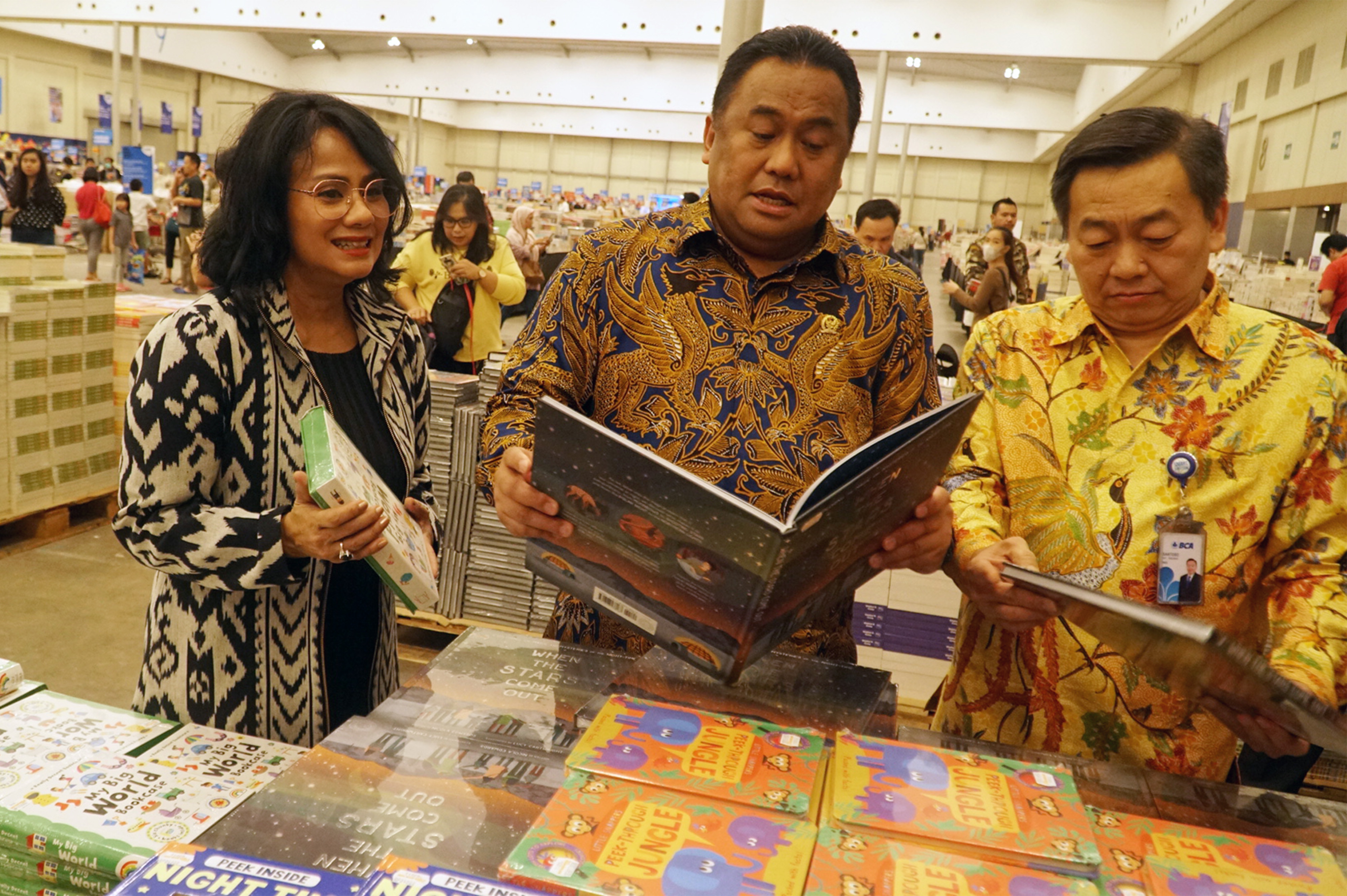Wakil Ketua DPR Rachmat Gobel saat melihat-lihat buku di Big Bad Woilf 2020