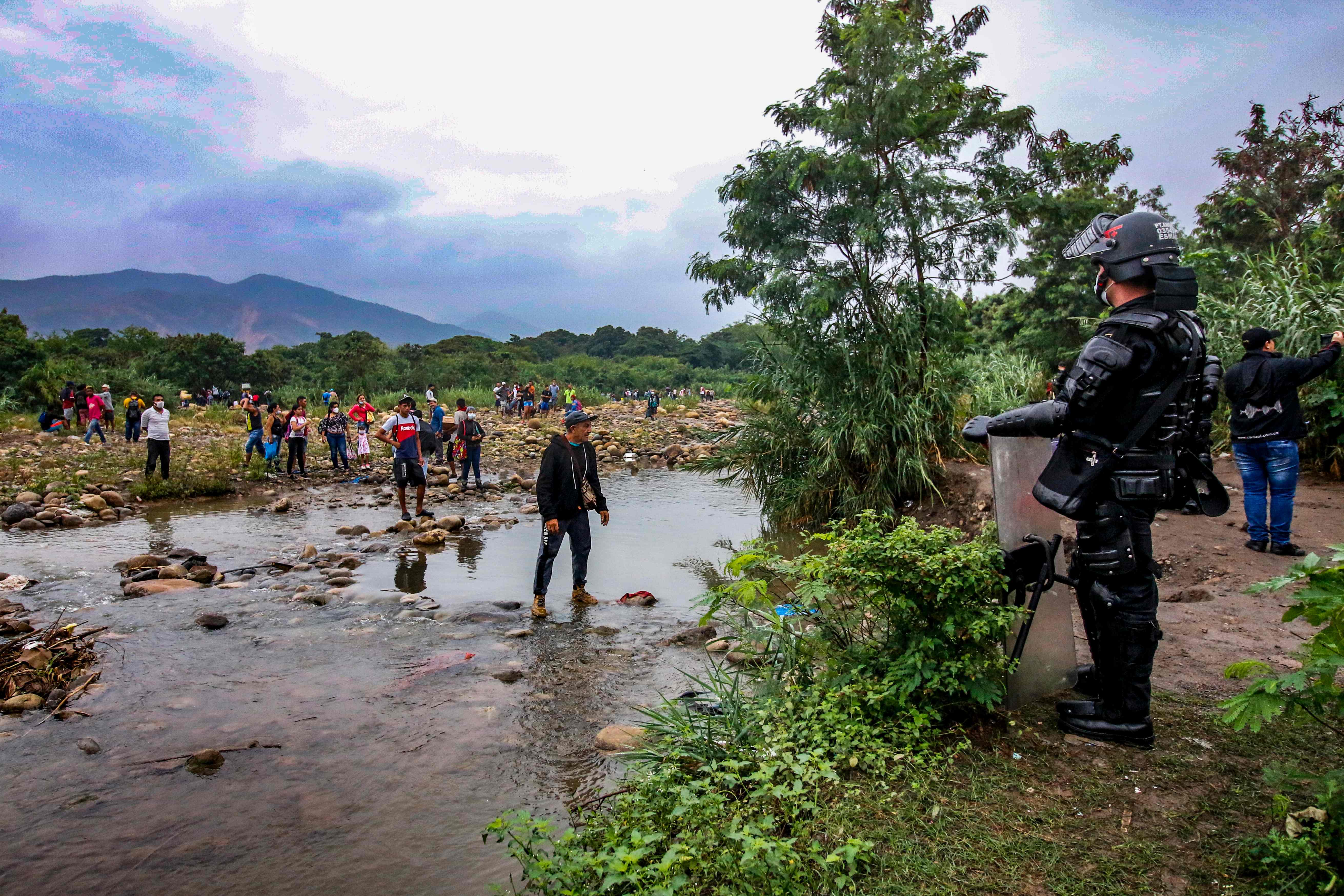 Personel militer Kolombia menghalangi warga Venezuela yang berencana menyeberangi perbatasan antara kedua negara.
