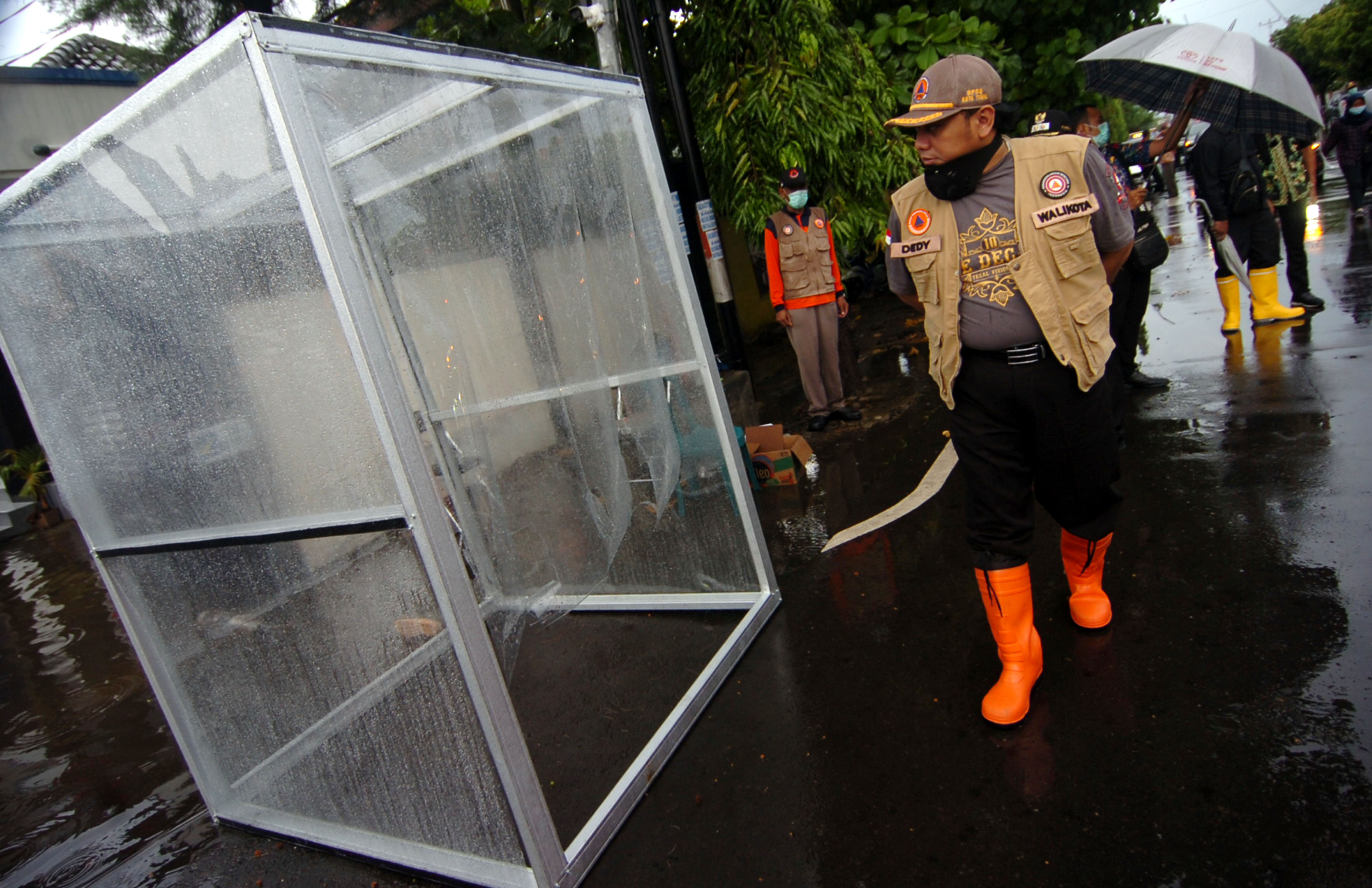 Wali Kota Tegal Dedy Yon Supriyono (kanan) meninjau bilik disinfektan di Kota Tegal, Jawa Tengah, Selasa (31/3/2020). 