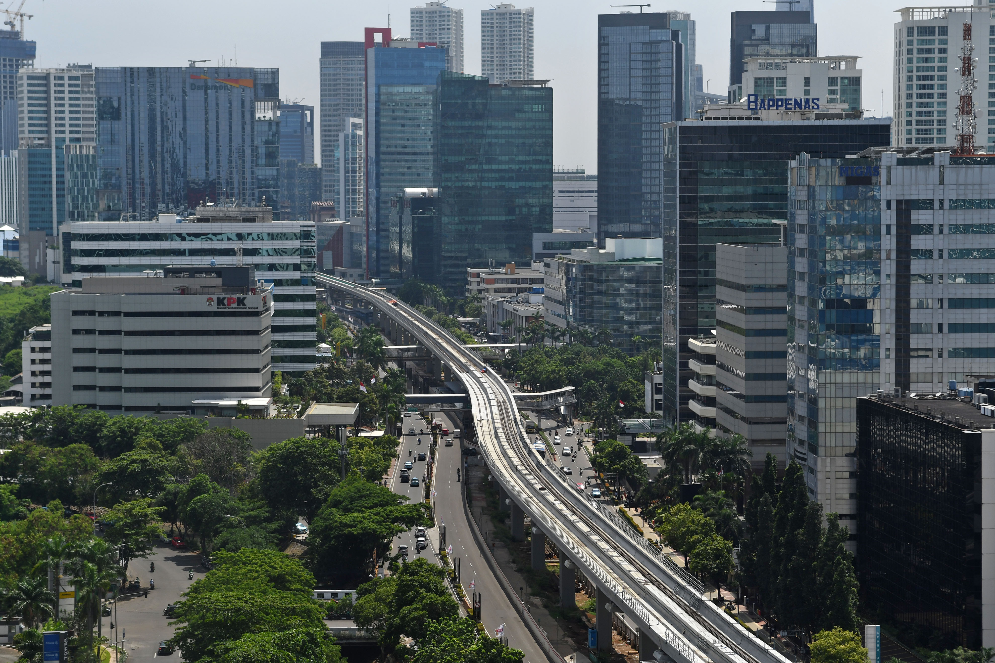 Pembangunan jalur kereta 'light rail train' atau lintas rel terpadu (LRT) Jabodebek, di Jalan Rasuna Said, Kuningan, Jakarta.