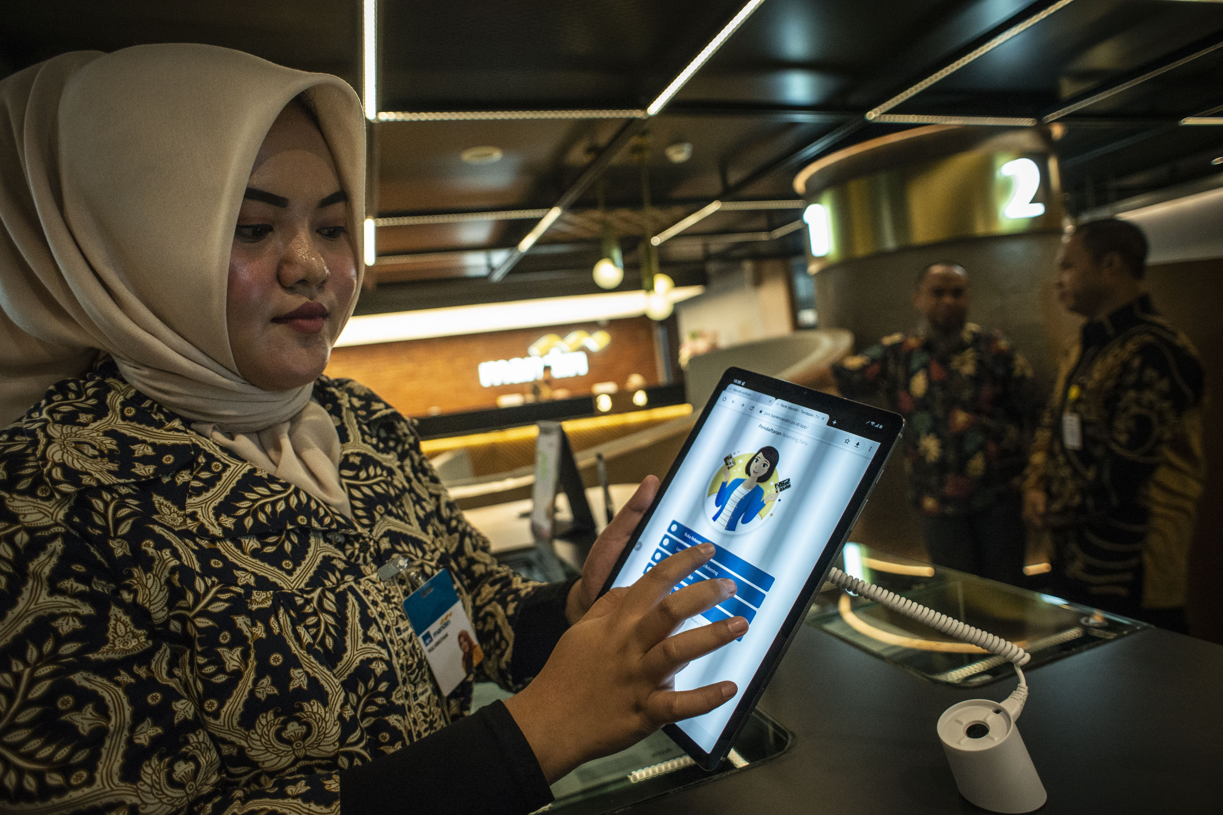 Karyawan menunjukan formulir nasabah digital dalam peresmian Bank Mandiri KCP Senayan City di Mal Senayan City, Jakarta, beberapa waktu lalu