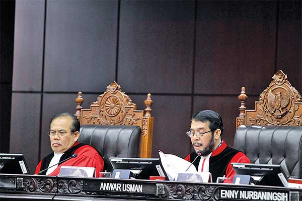 Ketua Hakim MK Anwar Usman (kanan) dan Hakim MK Aswanto di ruang sidang pleno Mahkamah Konstitusi RI, Jakarta, Rabu (26/2).
