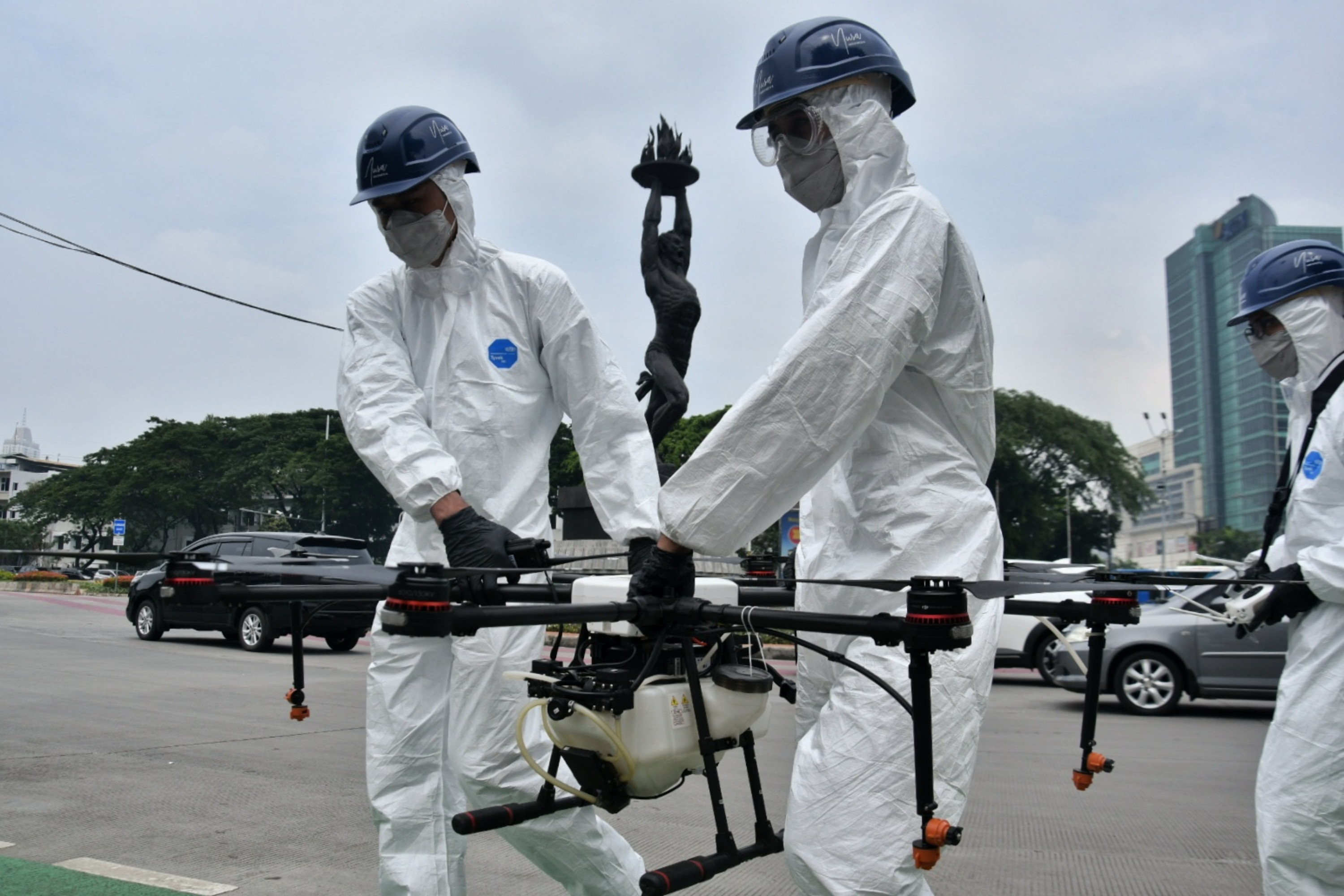 Petugas menyemprotkam disinfektan lewat  drone di Jalan jenderal Sudirman
