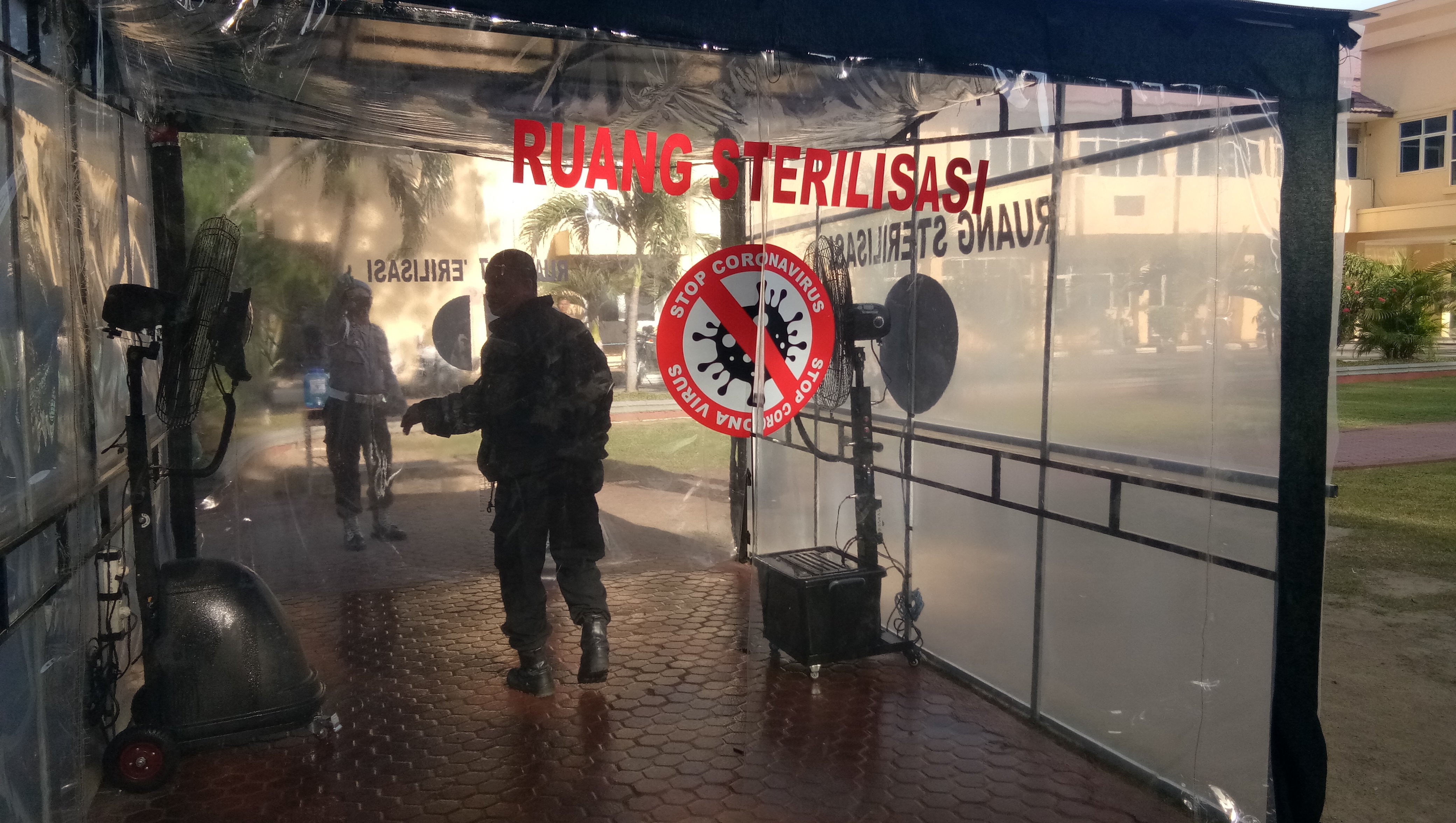  Mapolda Sulteng telah menyiapkan ruang sterilisasi yang dipergunakan untuk mensterilkan setiap anggota kepolisian di lingkungan tersebut.