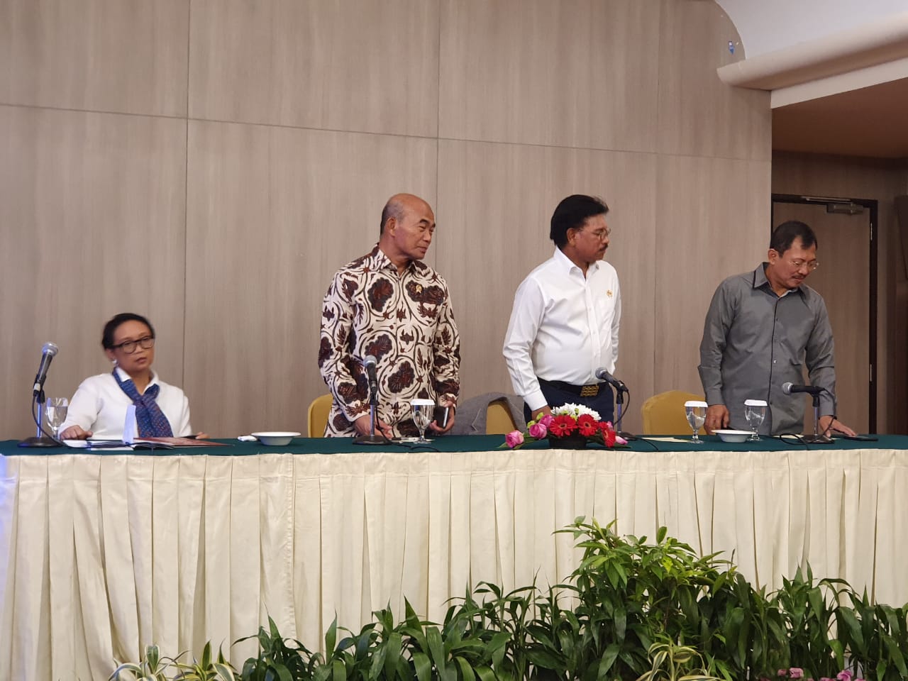 Menlu retno Marsudi, Menko PMK Muhadjir Effendy, Menkominfo Johnny G Plate, dan Menkes terawan Agus Putranto saat bertemu pimpinan media