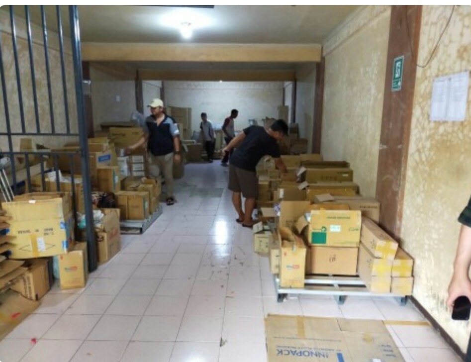 Polisi mengamankan barang bukti timbunan masker dan hand sanitizer milik di Kota Semarang, Jawa Tengah, Selasa (3/3/2020).