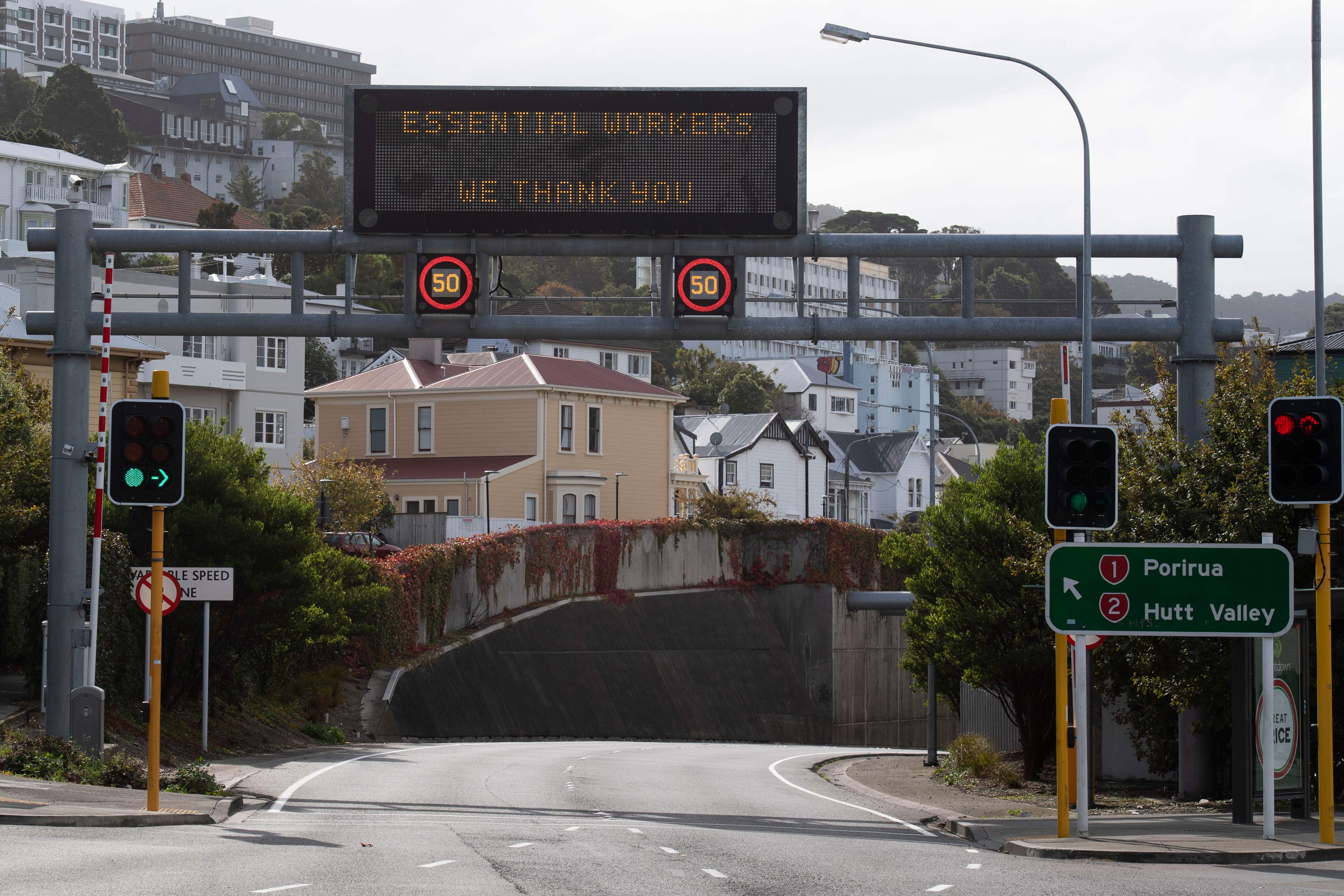 Papan bertuliskan 'Essential workers we thank you' di jalur motor di Wellinton sebagai respons pada pekerja yang harus bekerja (20/4)