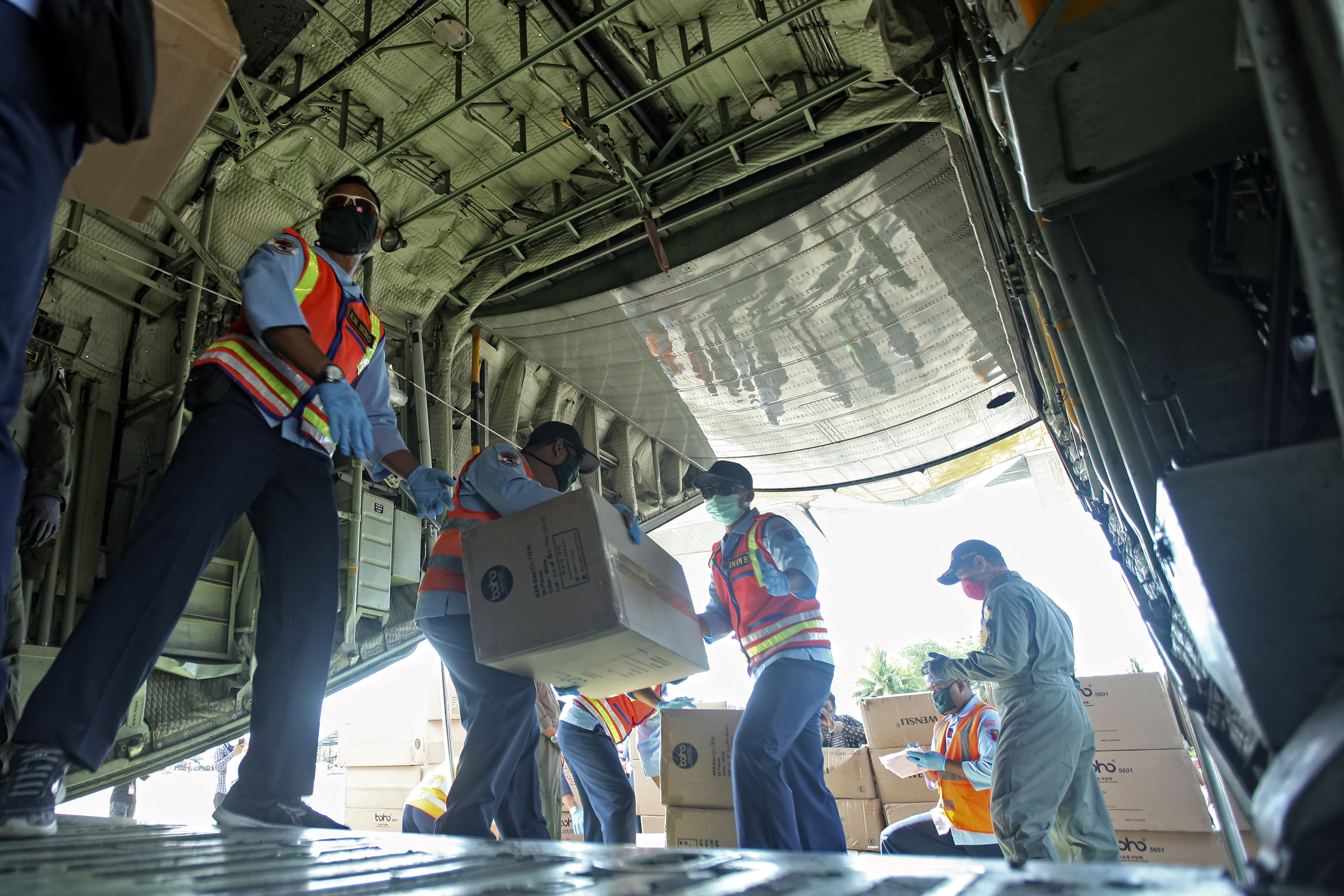 Prajurit TNI AU menurunkan bantuan alat kesehatan penanggulangan covid-19 dari BNPB di Lanud Anang Busra Tarakan, Kalimantan Utara.