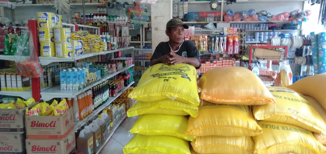 Pedagang di Kota Larantuka, Flores Timur resah karena daya beli masyarakat turun sejak wabah korona.
