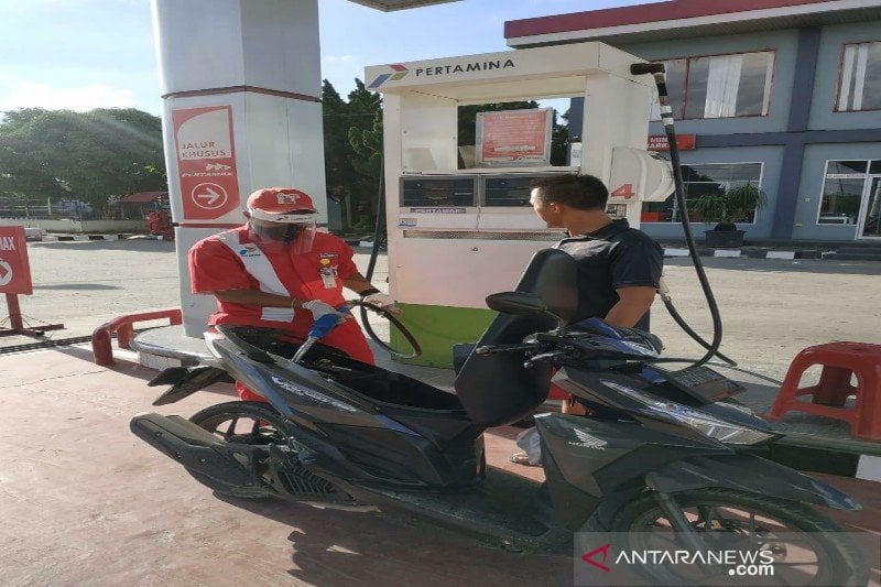 Petugas SPBU di Medan melayani pembelian BBM.