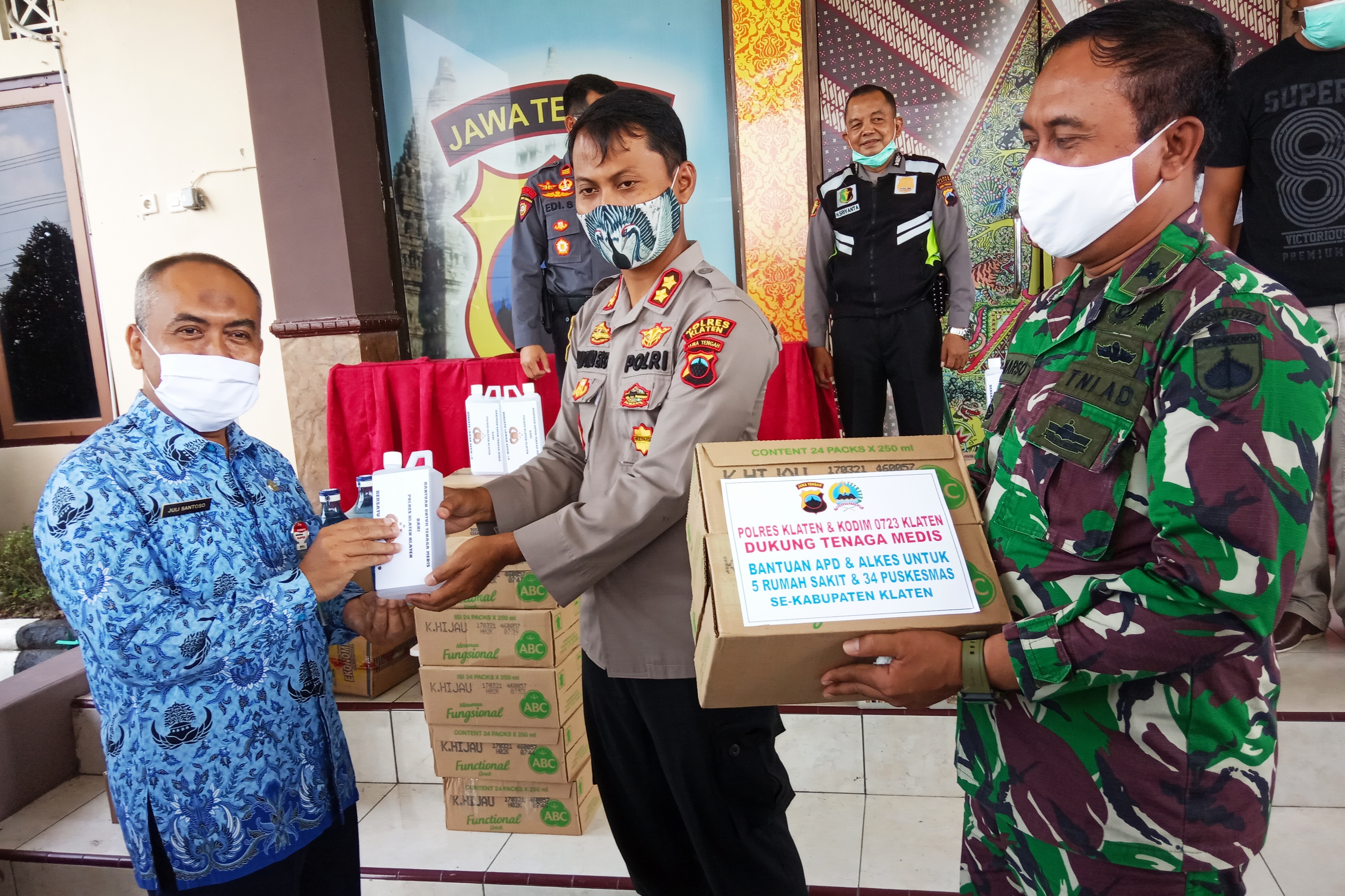  Kapolres AKB Wiyono Eko Prasetyo didampingi Dandim 0723 Klaten Letkol Minarso simbolis menyerahkan bantuan.