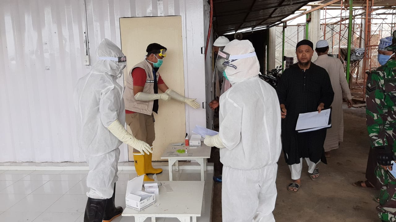 Petugas memeriksa anggota Jamaah Tabligh yang berada di Masjid Jami Al Hidayah, Kelurahan Paccinongang, Somba Opu, Gowa.