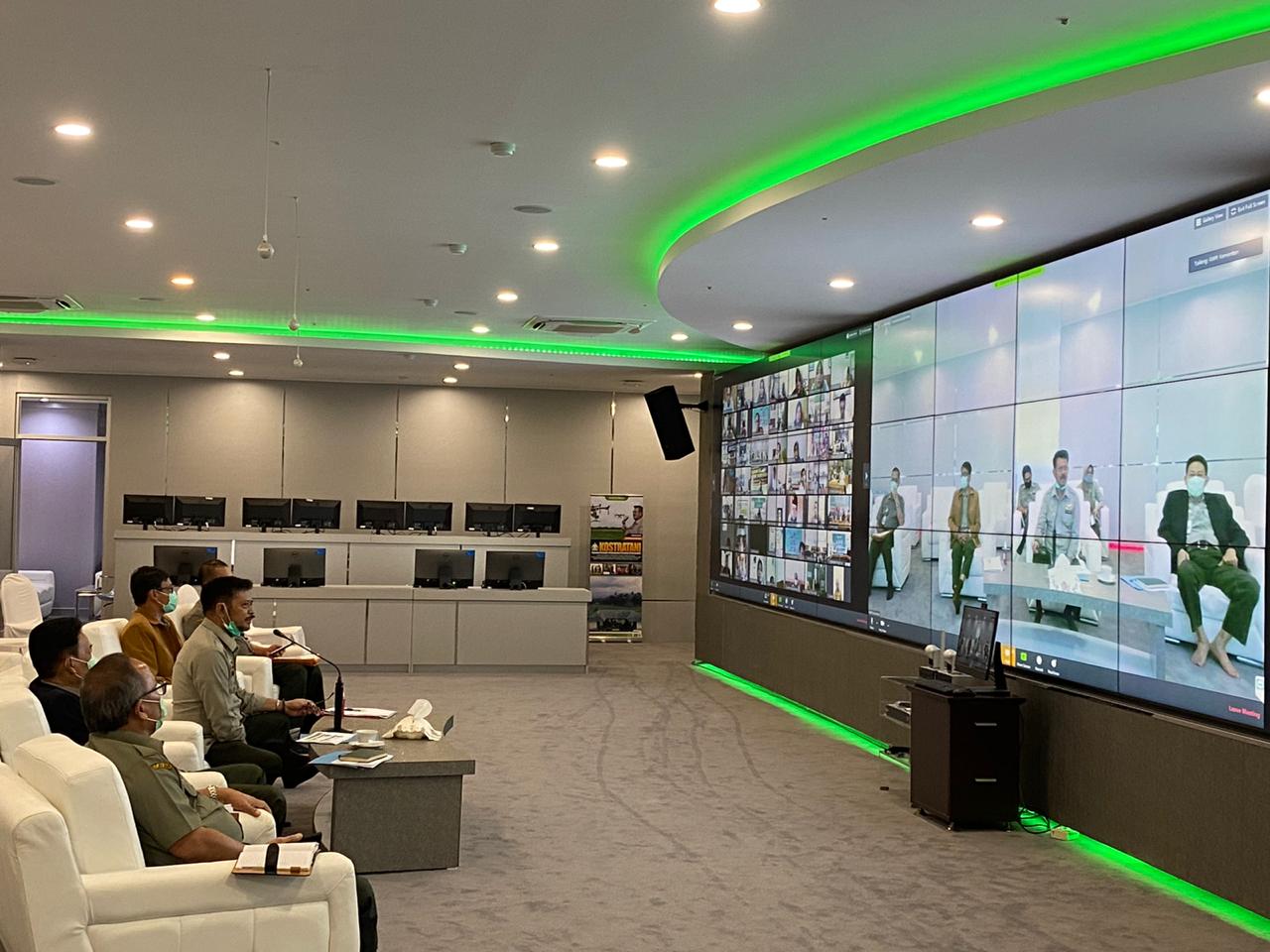 Menteri Pertanian Syahrul Yasin Limpo telekonferensi Pengukuhan Duta Petani Milenial Dan Petani Andalan, Senin (13/4).