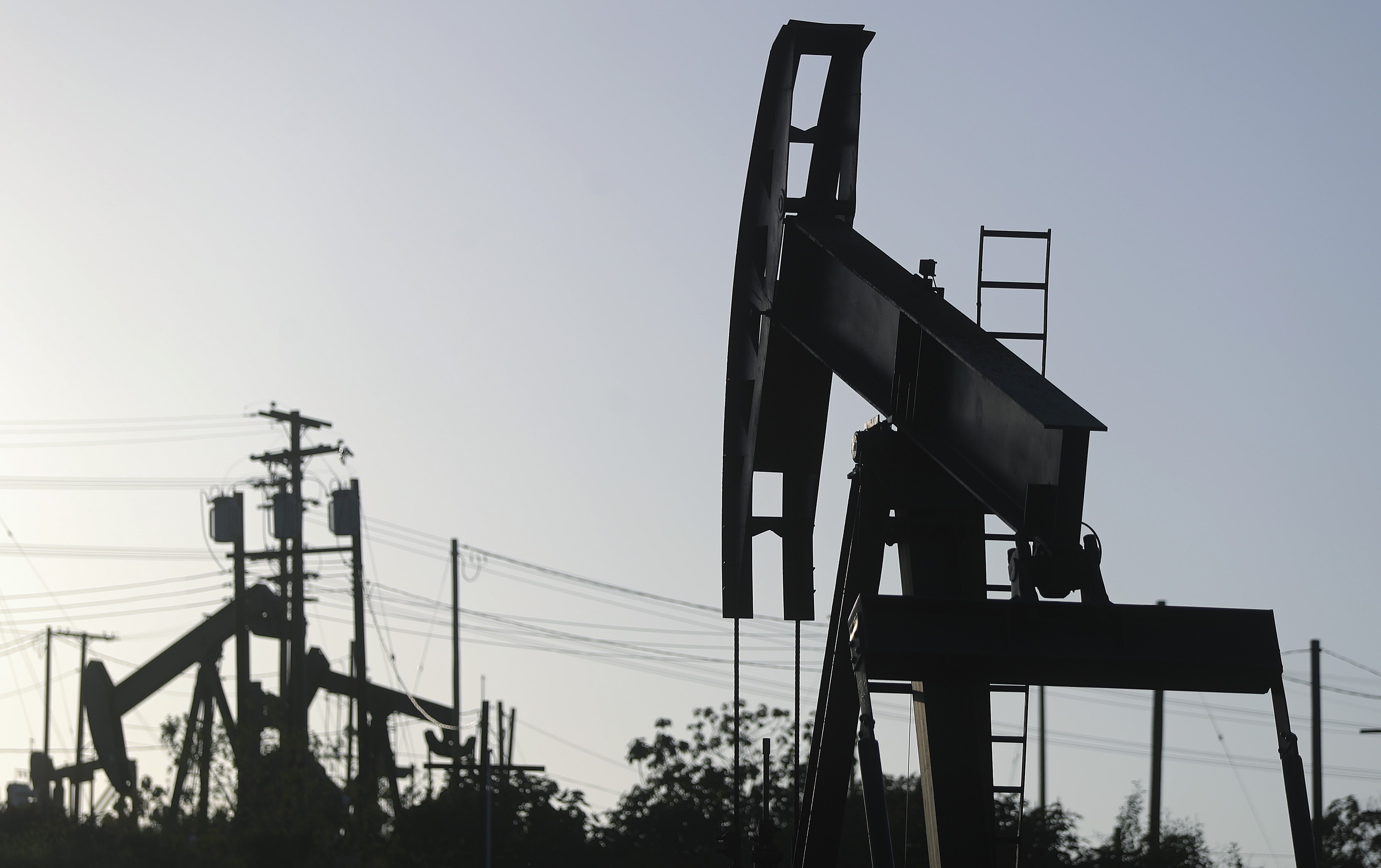 Harga minyak mentah di pasar dunia ke level yang belum pernah terjadi sebelumnya yakni di bawah US$0 per barel. 