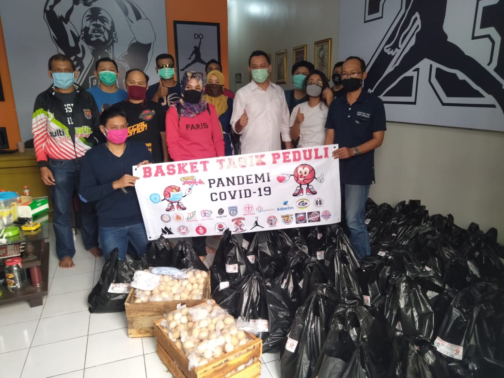 KOMUNITAS olah raga basket Kota Tasikmalaya memberikan ratusan paket sembako dan ribuan masker untuk para pedagang kaki lima dan pemulung