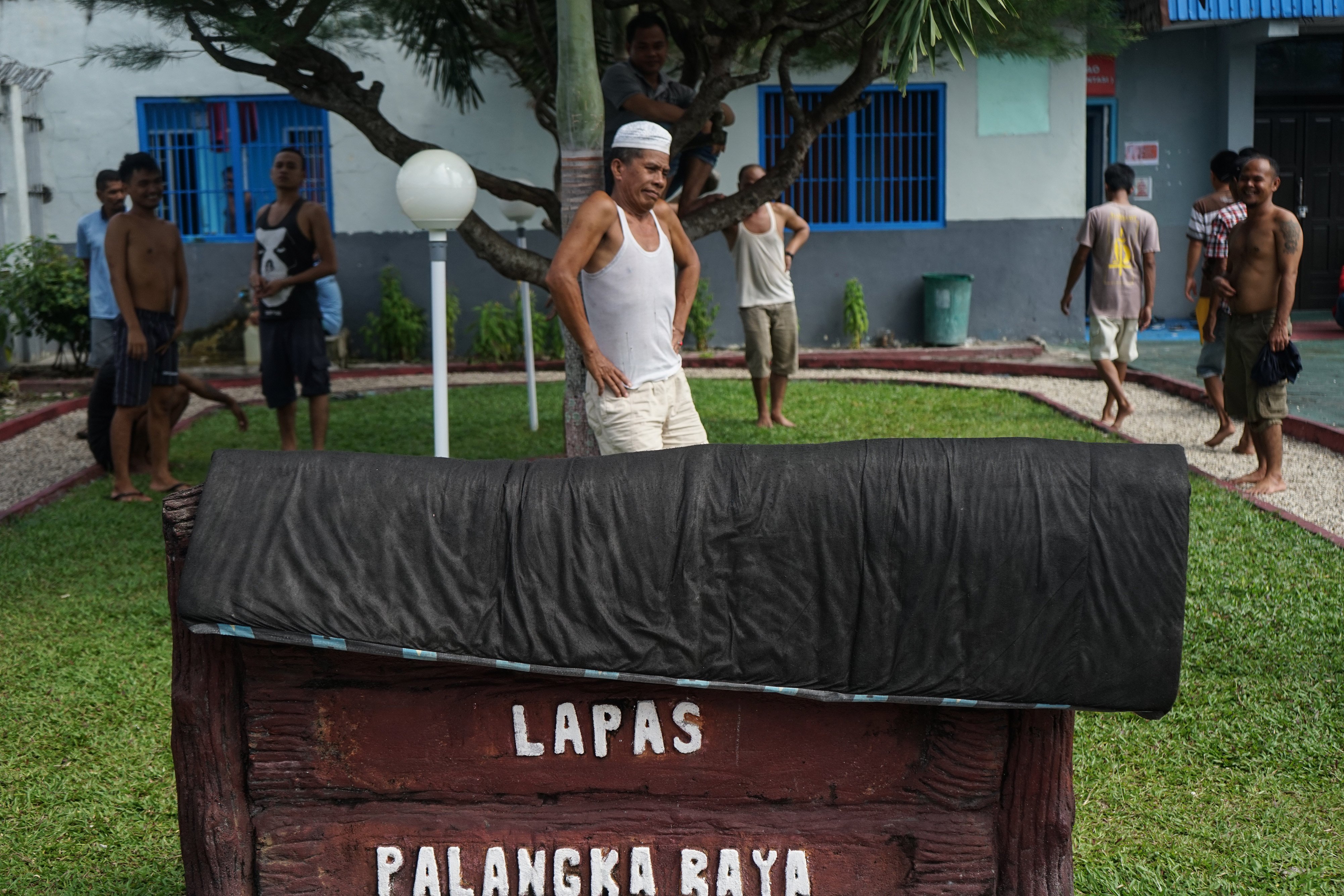 Para Narapidana berjemur di bawah sinar matahari di Lapas Kelas II A Palangkaraya, Kalimantan Tengah