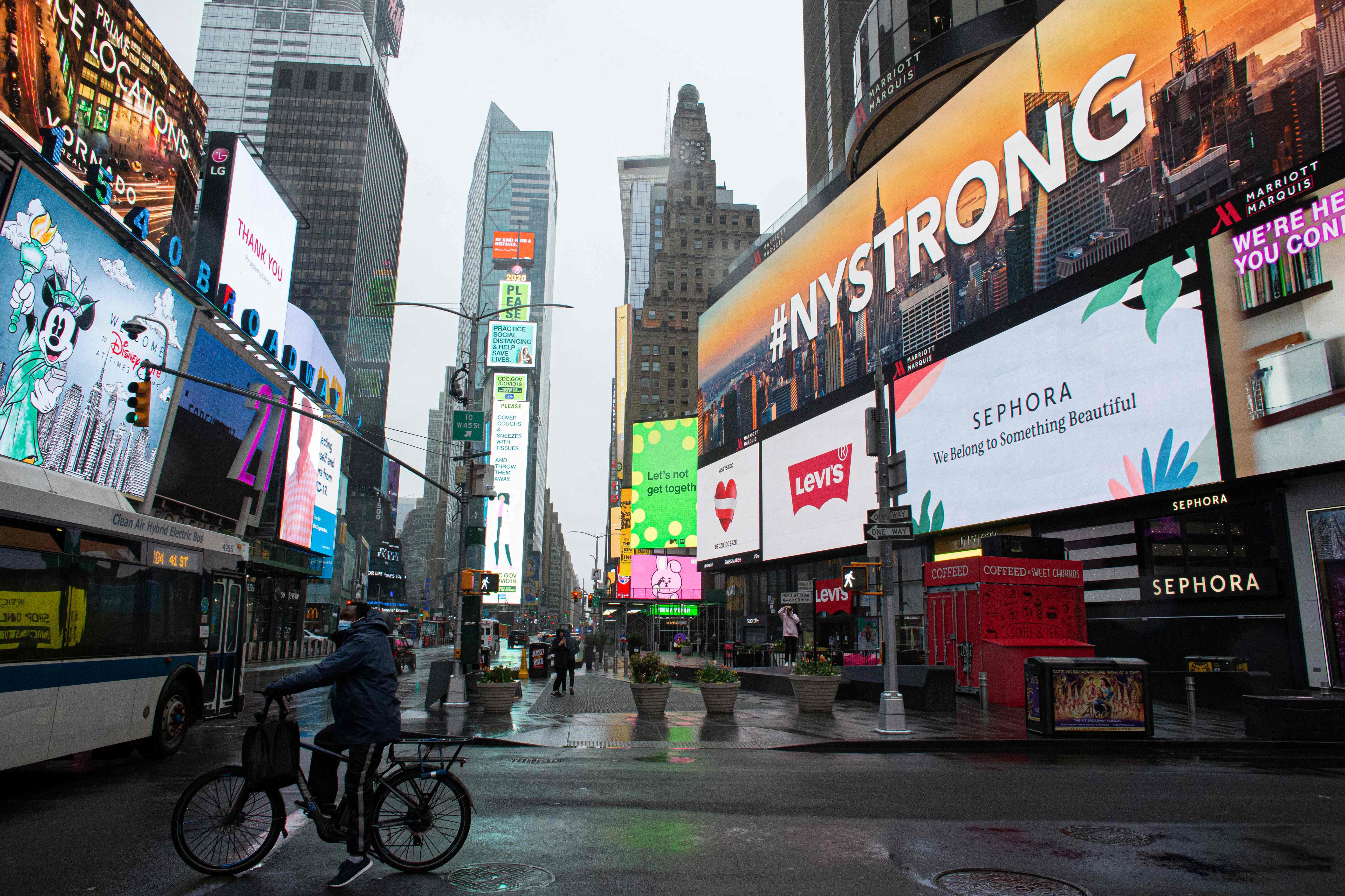 Situasi di Times Square, New York, Amerika Serikat yang kosong akibat lockdown covid-19.
