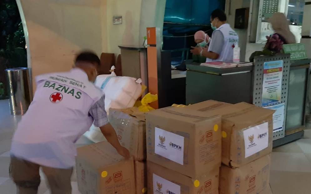 Baznas menyalurkan bantuan dari Badan Pengelola Keuangan Haji (BPKH) untuk tim medis berupa bantuan alat pelindung diri (APD) ke dua rumah 