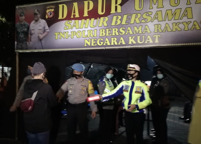 Polisi Bagikan Makan Sahur untuk Masyarakat Terdampak Covid-19