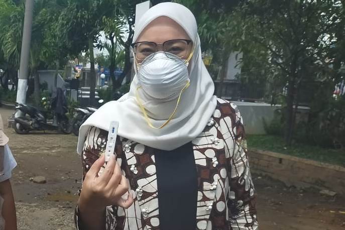 Bupati Purwakarta, Jawa Barat, Anne Ratna Mustika menjalani rapid test