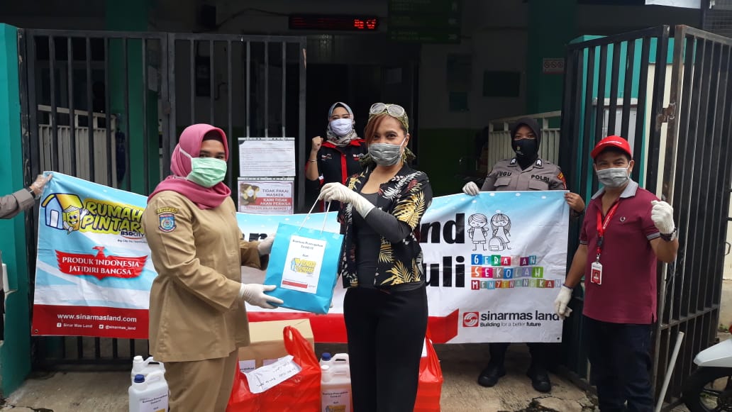 Sinar Mas Land memberikan bantuan kepada tujuh puskesmas rujukan penanganan covid-19 di Tangerang Selatan. 