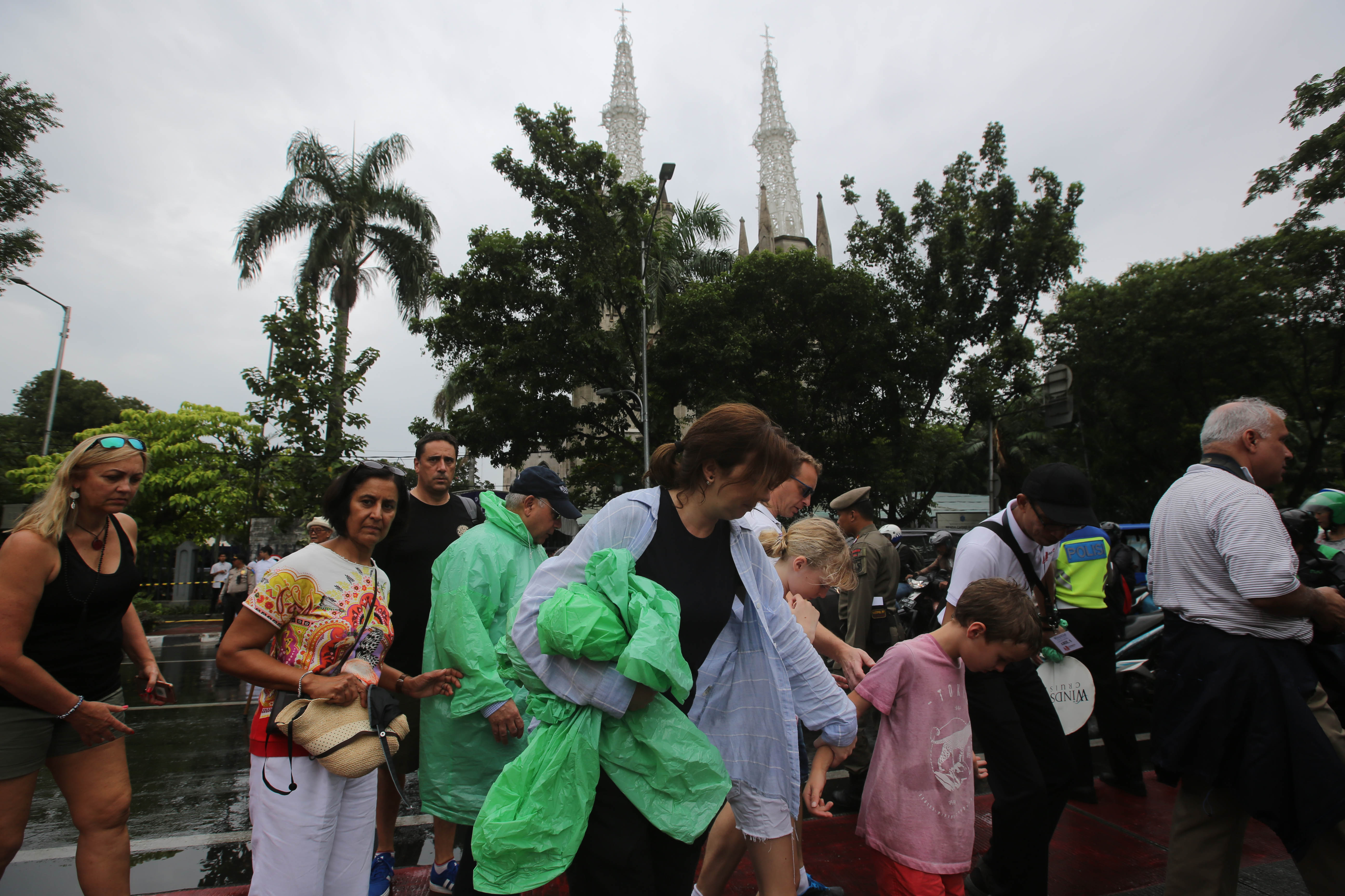 Wisatawan mancanegara seusai mengikuti wisata rumah ibadah saat Misa Natal di Gereja Katedral, Jakarta