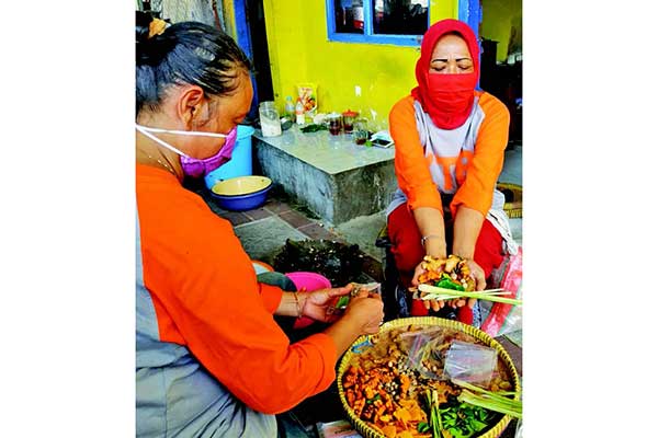 Ibu-ibu bergotong royong membuat jamu di Kampung Jagalan, DI Yogyakarta, kemarin.