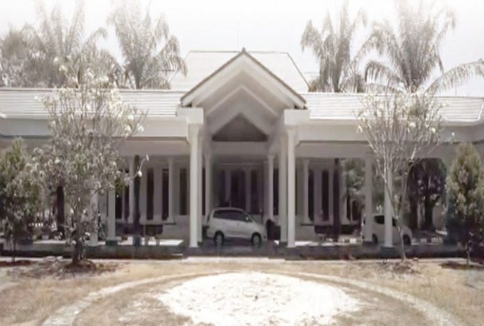 Rumah Dinas Gubernur Banten di kawasan eks pendopo Pemprov Banten, Jl. Brigjen Syam’un Kota Serang.